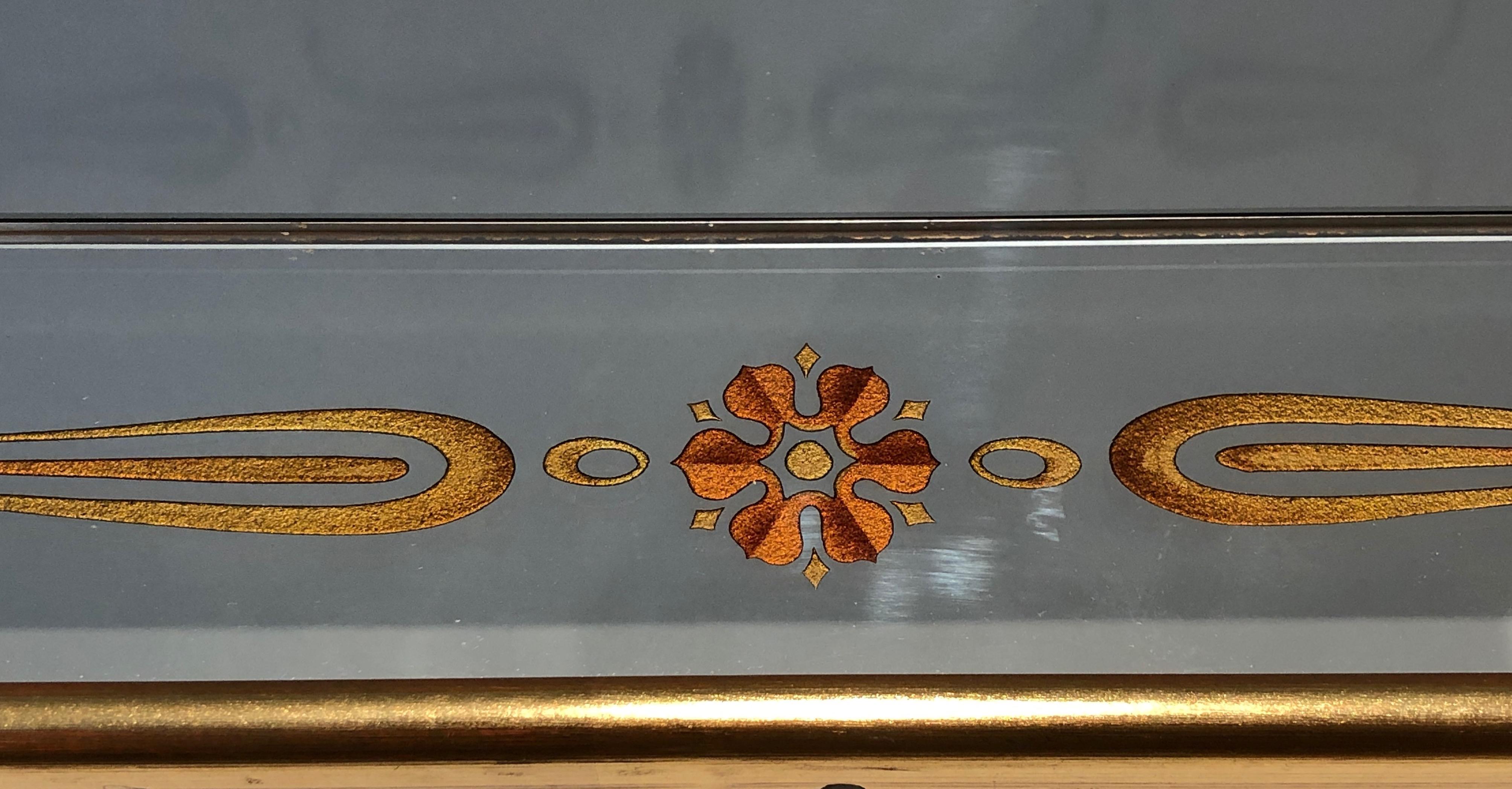 Fine XX secolo Importante specchio inciso con decorazioni in oro e rosso. Lavoro francese. Circa 1970 in vendita
