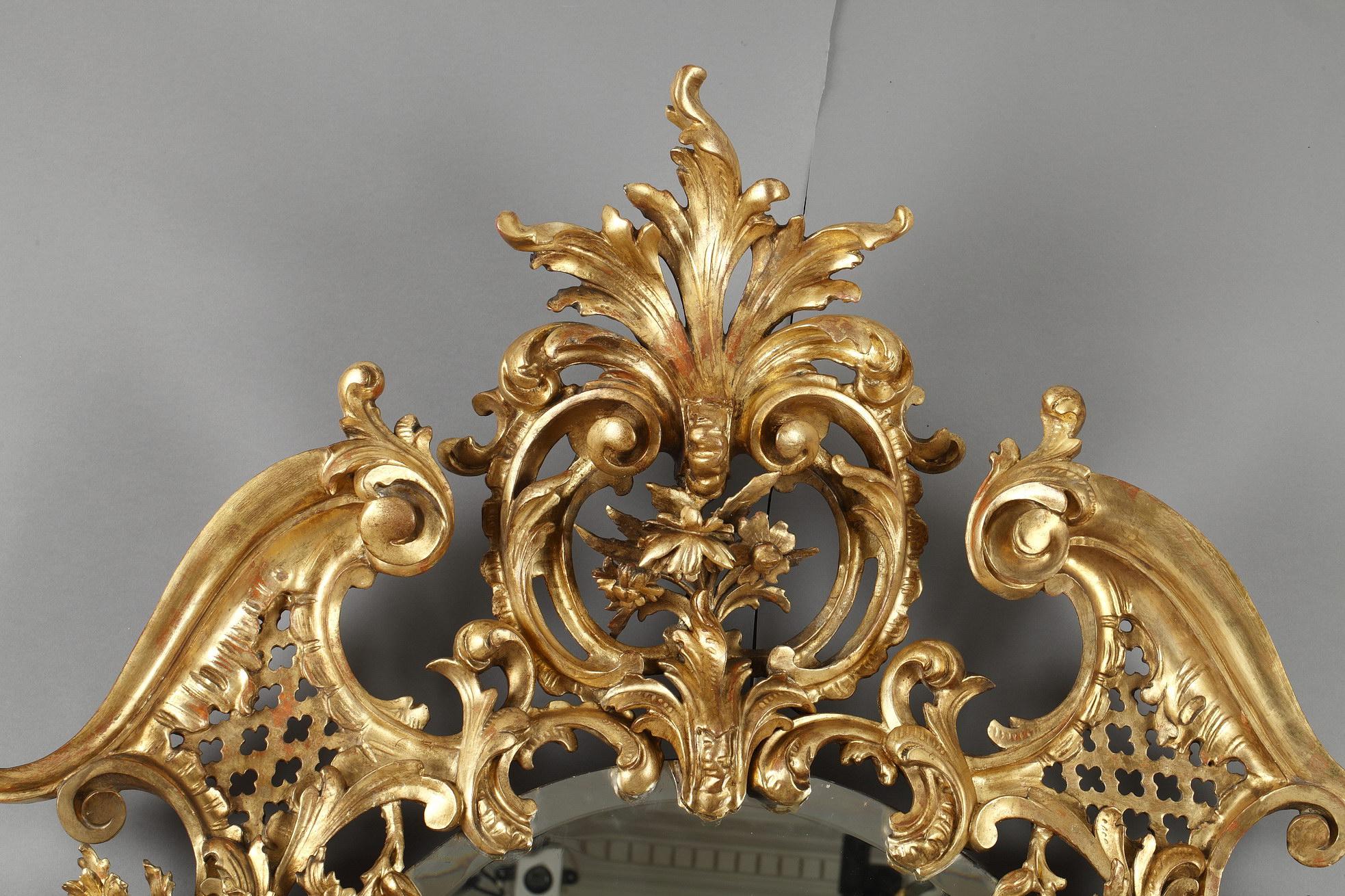 italien Important miroir en bois doré sculpté, Italie, datant d'environ 1880 en vente