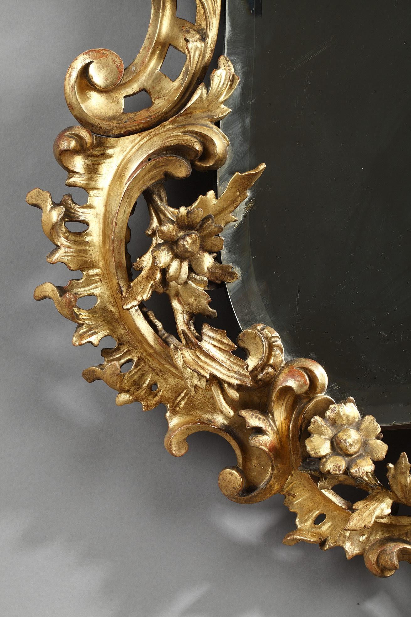 Fin du XIXe siècle Important miroir en bois doré sculpté, Italie, datant d'environ 1880 en vente