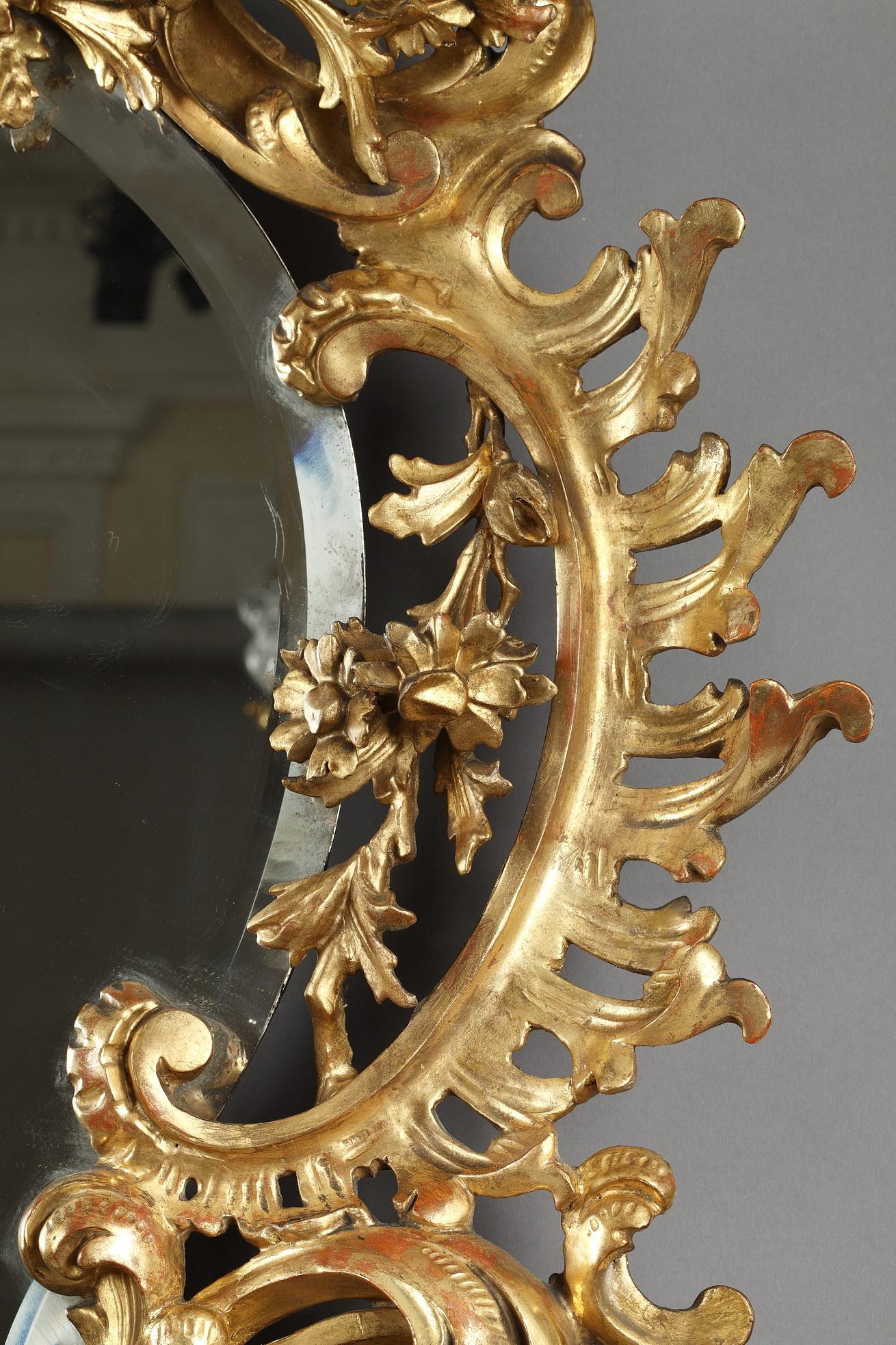 Bois doré Important miroir en bois doré sculpté, Italie, datant d'environ 1880 en vente