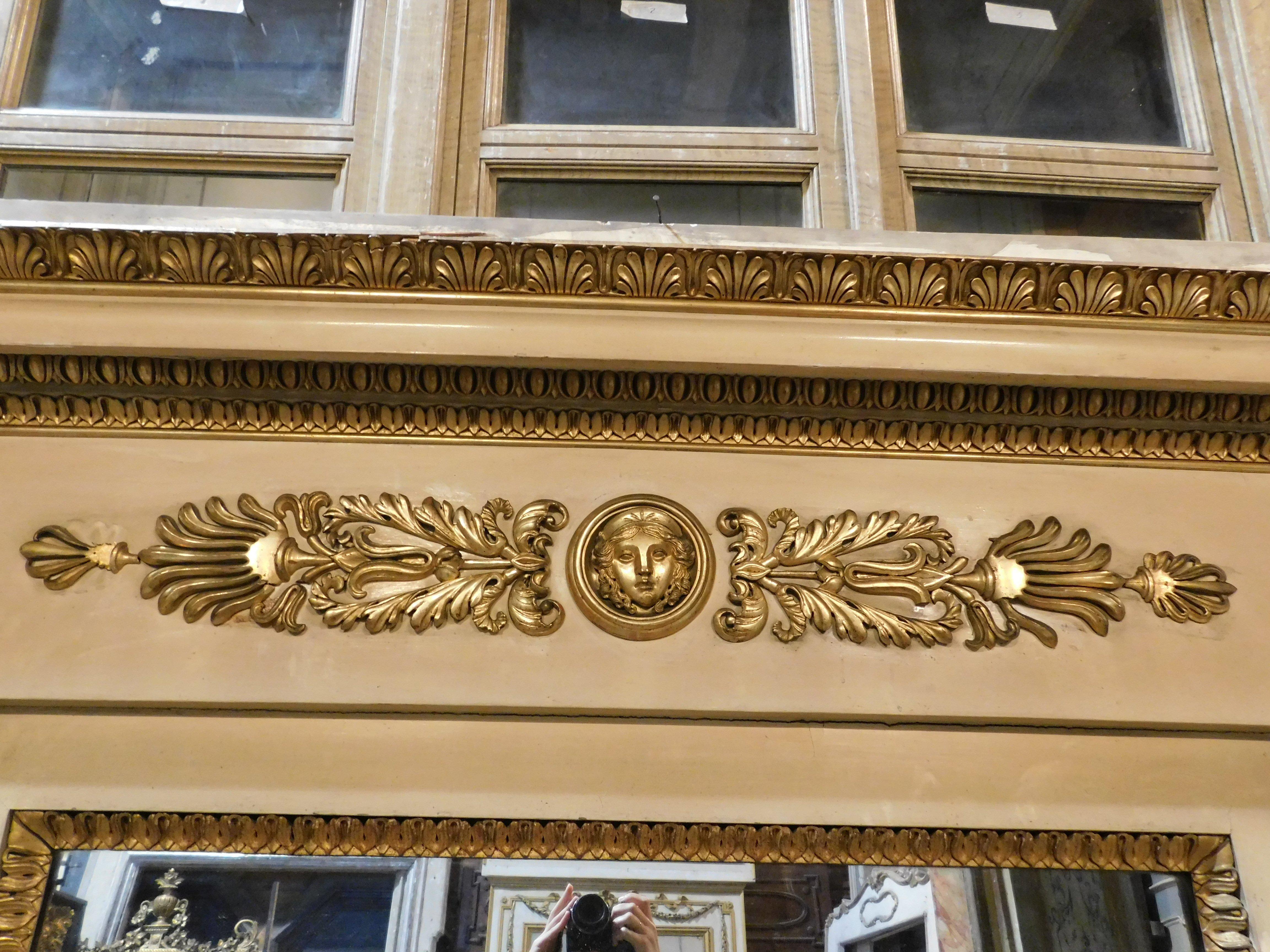 Grande, imponente e antico specchio da pavimento, realizzato in legno laccato giallo con ricche decorazioni floreali dorate applicate, prodotto in Italia e originale del XIX secolo.
Con specchio a tutta altezza, ideale per ingrandire uno spazio e