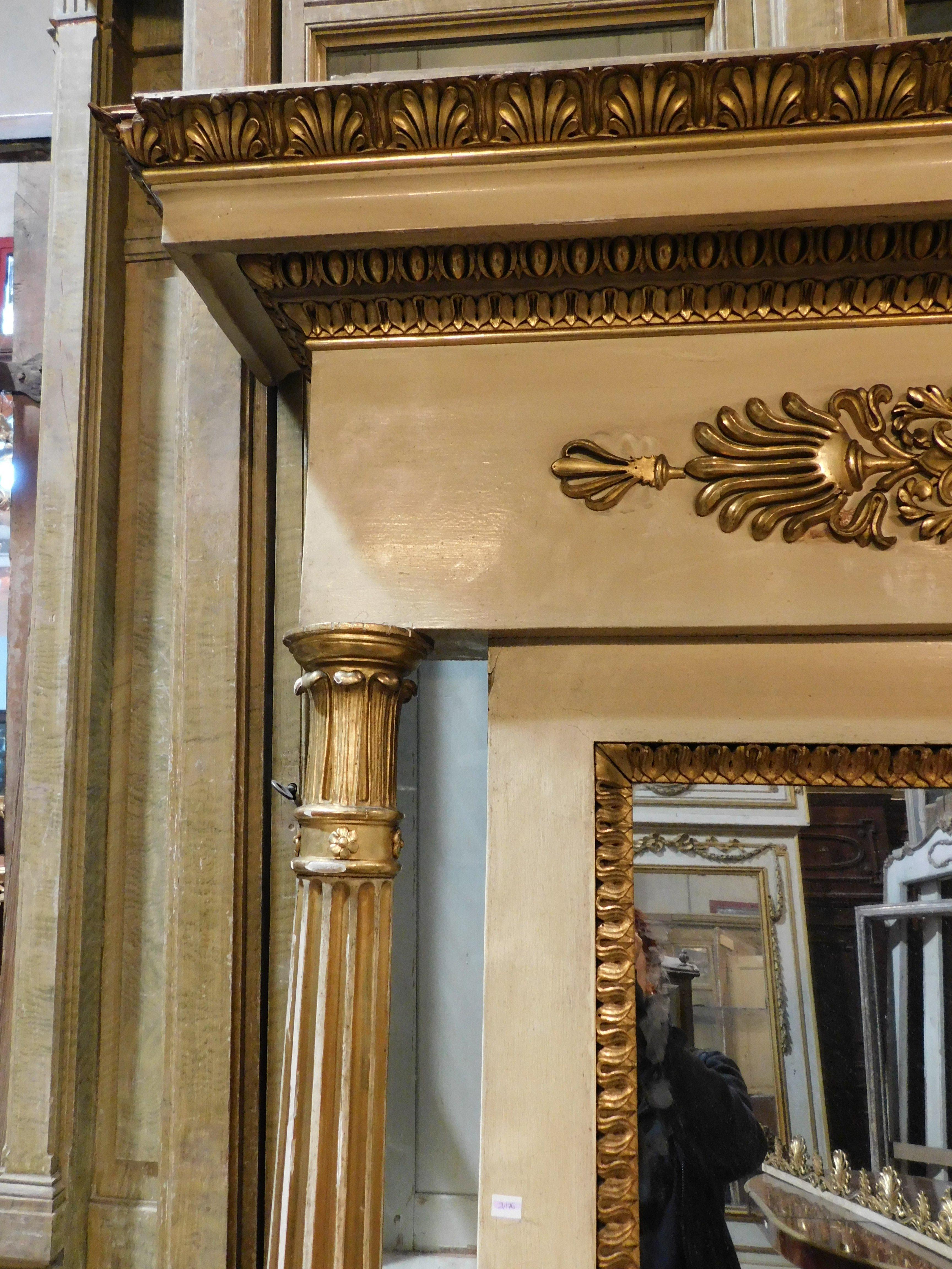 Italiano Importante specchiera in legno laccato giallo con ricca decorazione floreale dorata, Italia in vendita