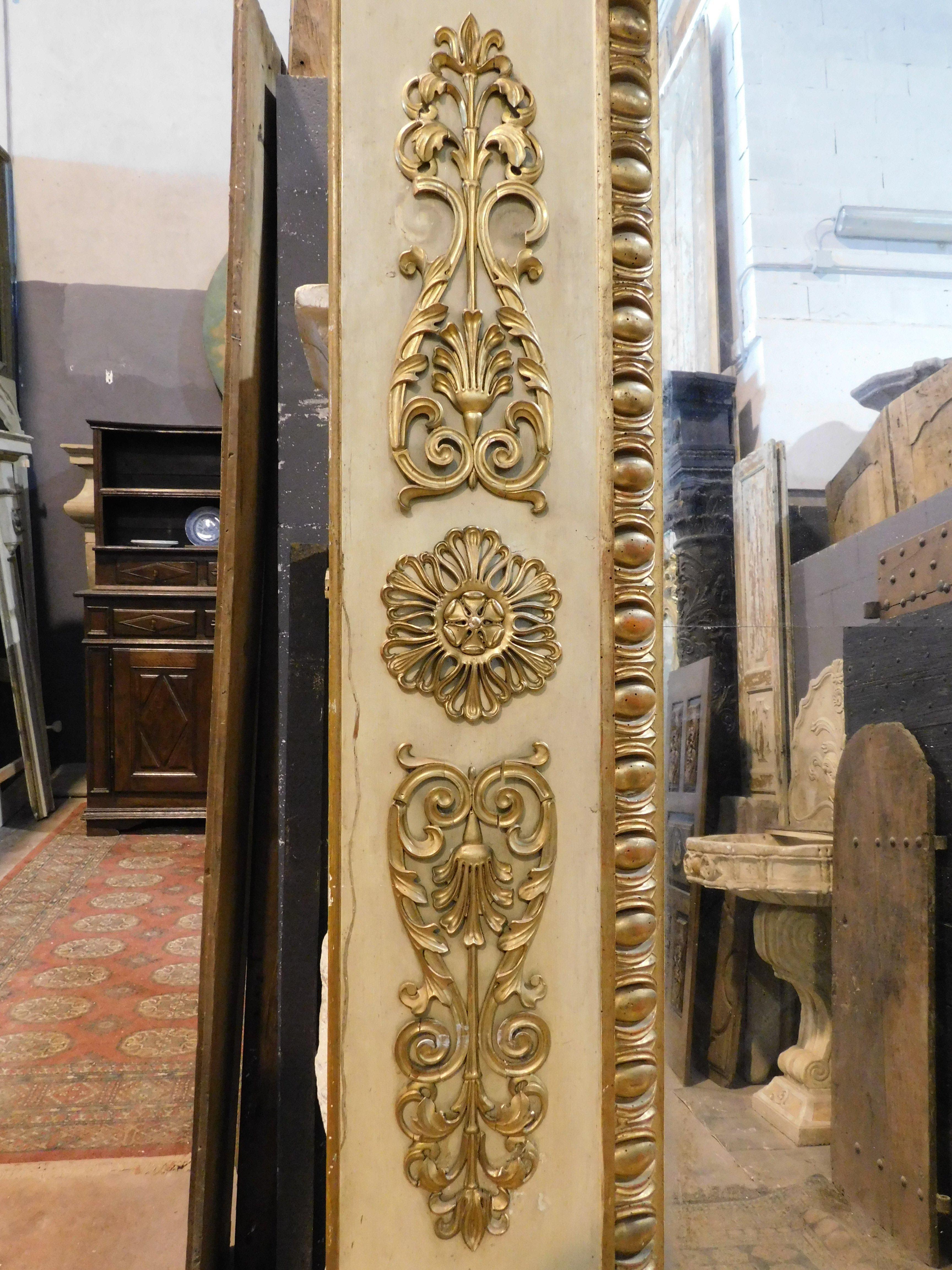 Importante specchiera in legno laccato giallo con ricca decorazione floreale dorata, Italia in vendita 1