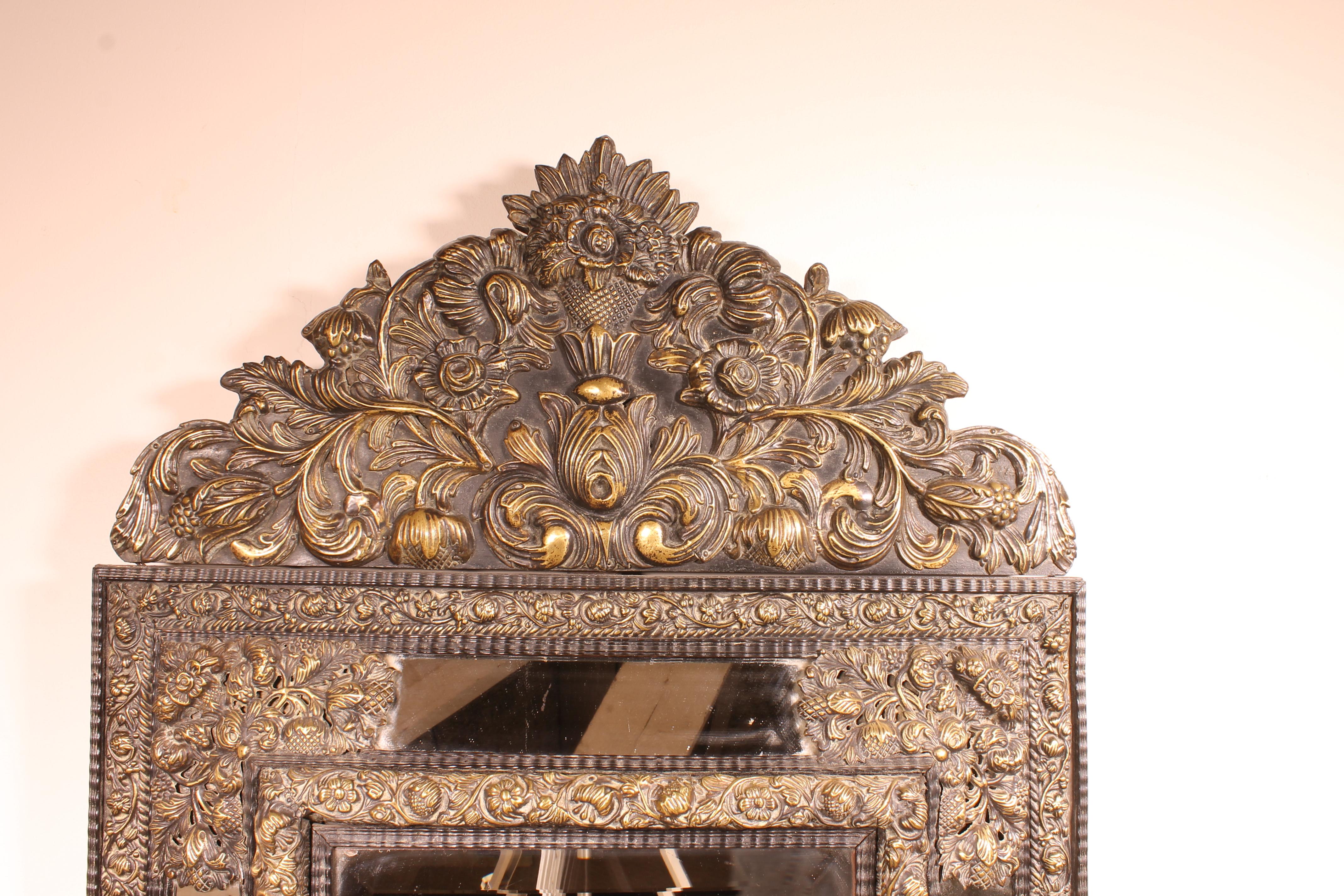 XIXe siècle Important miroir des Pays-Bas du 19ème siècle en laiton en vente