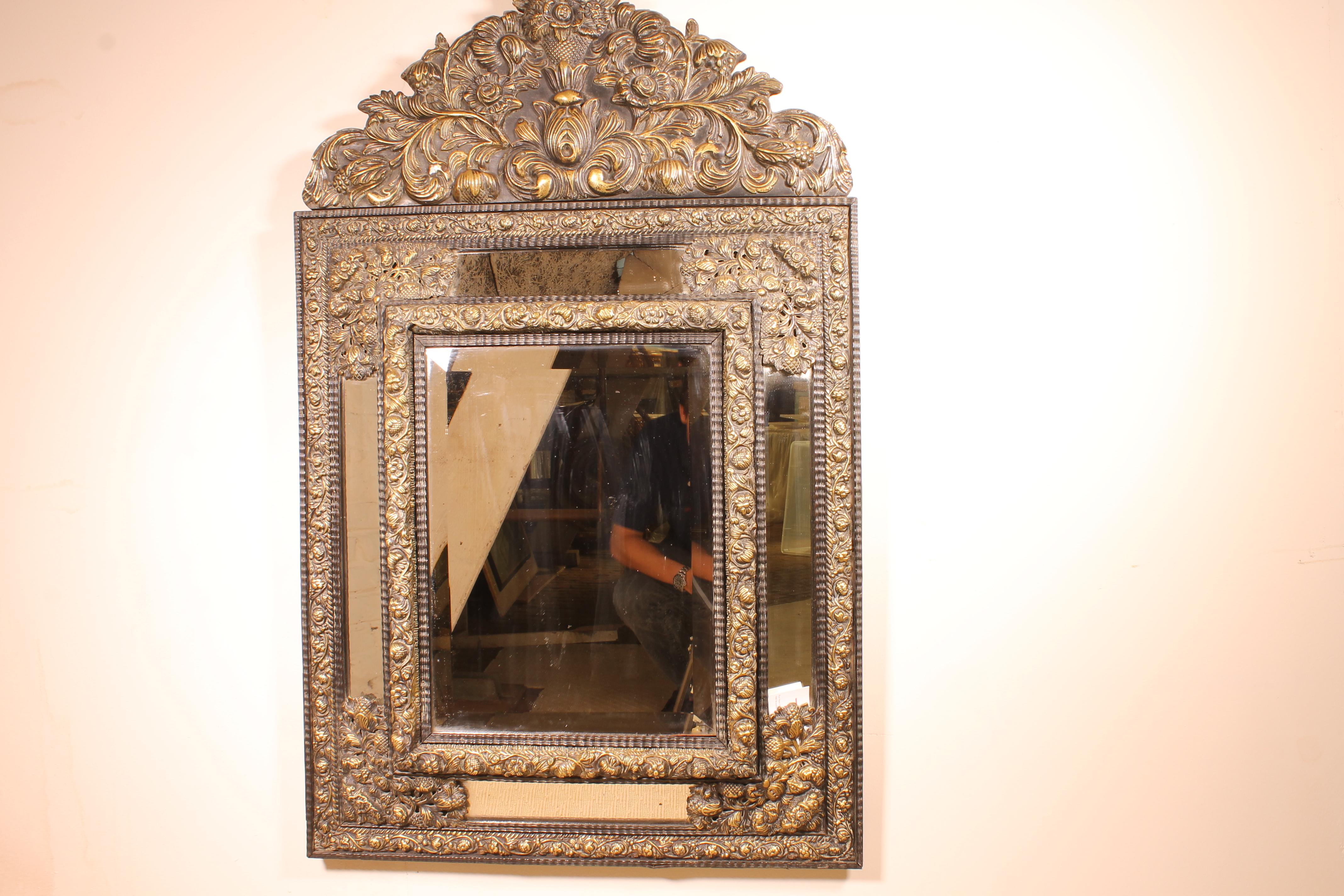 Schöne Spiegel aus den Niederlanden des 19. Jahrhunderts in Messing
Der Spiegel ist reichlich mit Messingmotiven verziert, die eine Vase mit Blumen, Blüten und Blättern zeigen.
Schöner Spiegel mit schönen Proportionen und in perfektem Zustand.