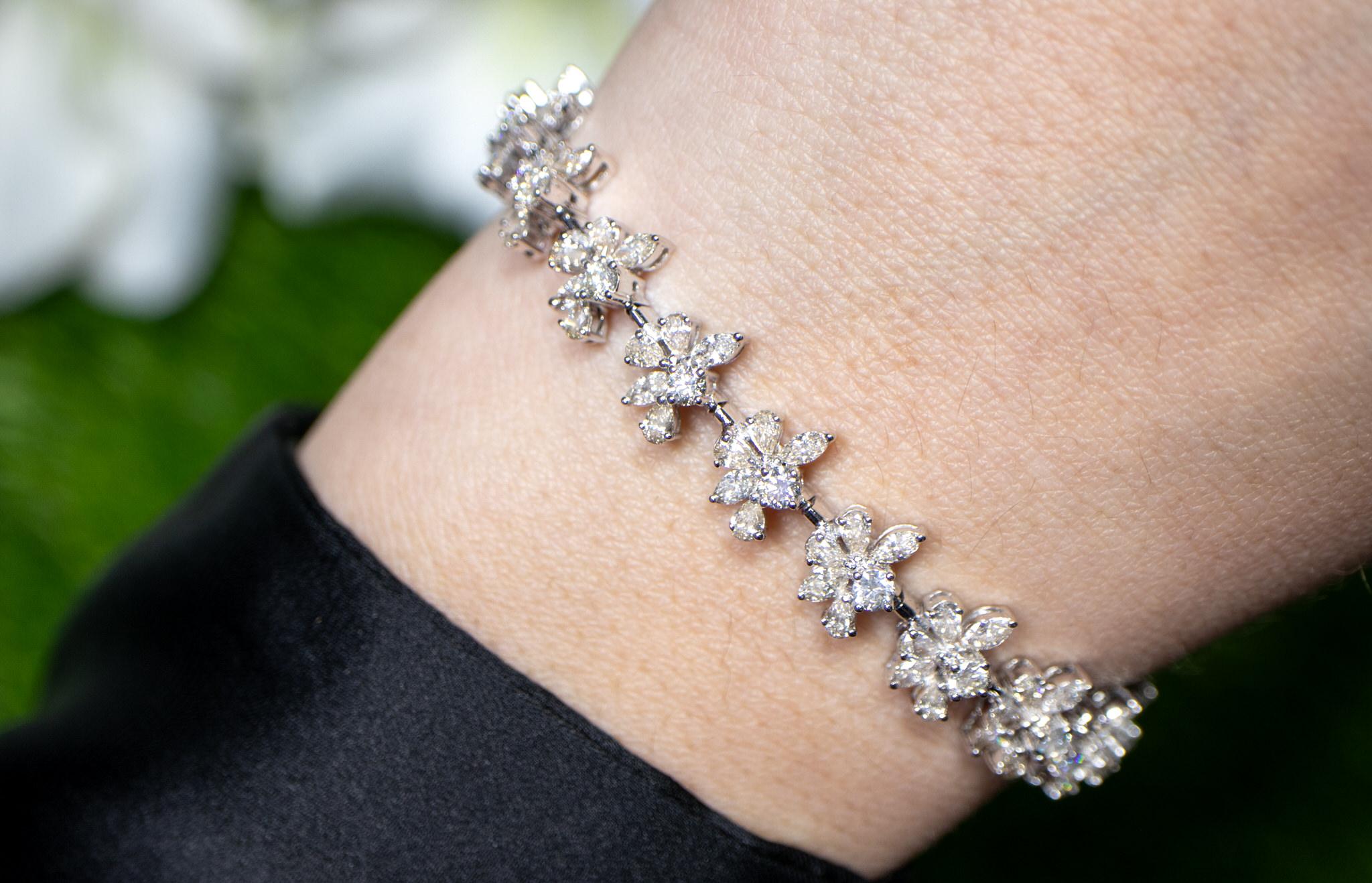 Moderne Important bracelet en or 18 carats avec diamants taille mixte taille poire marquise ronde de 6,4 carats en vente
