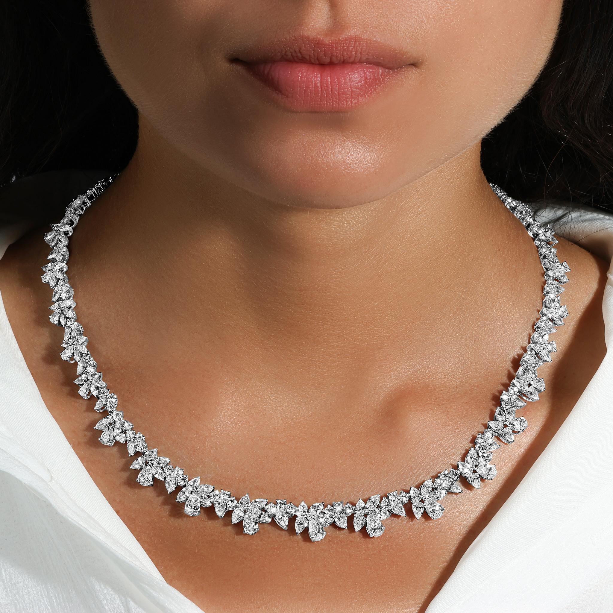 Viene con la Tasación Gemológica por GIA GG/AJP
Todas las piedras preciosas son naturales
295 Diamantes = 34,01 Quilates
Talla: Pera, Marquesa, Redonda
Metal: Oro blanco de 18 quilates