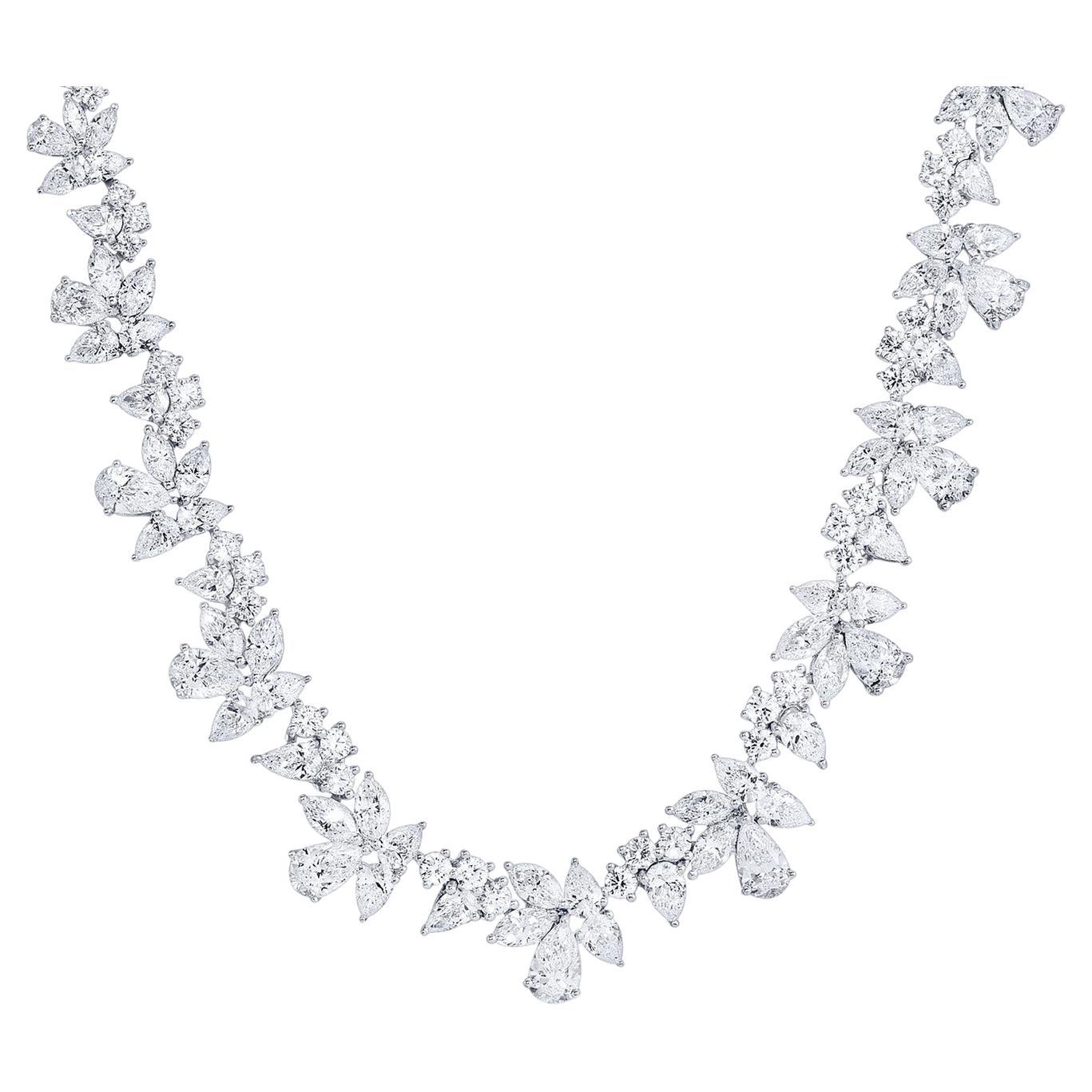 Important collier de diamants taille mixte de 34 carats au total en or blanc 18 carats en vente
