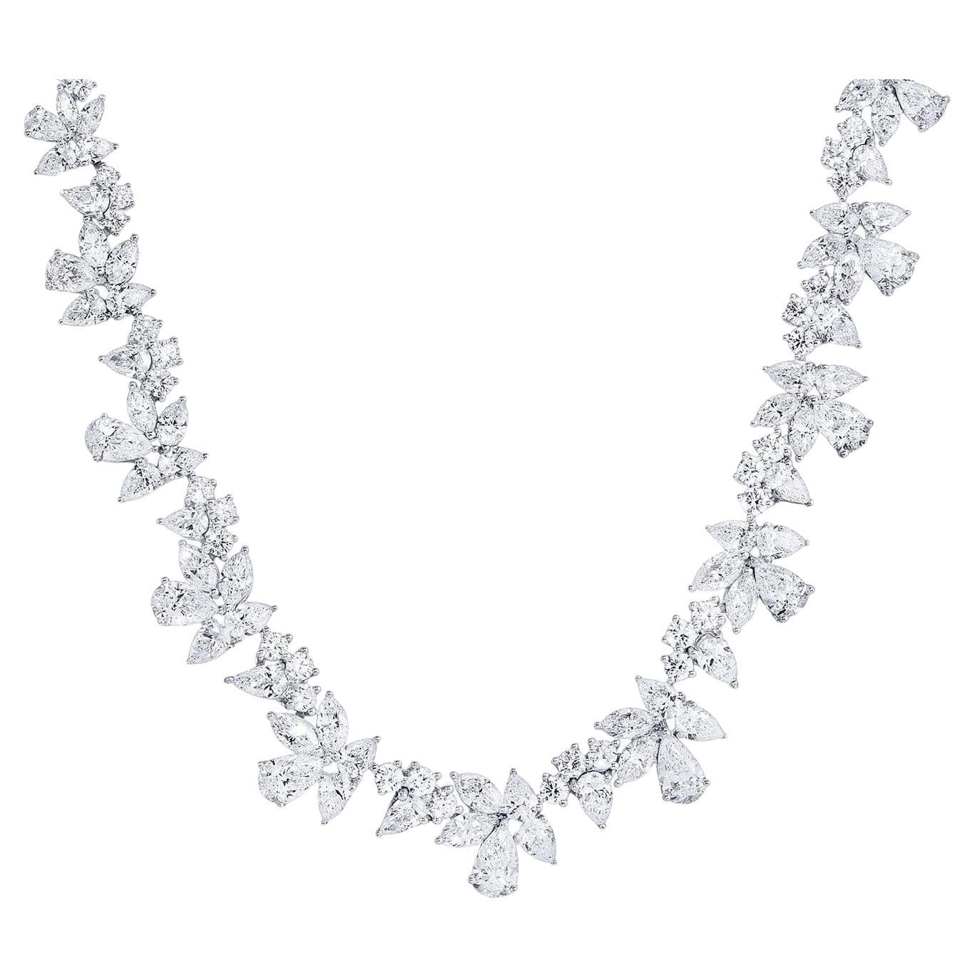 Important collier de diamants taille mixte de 34 carats au total en or blanc 18 carats
