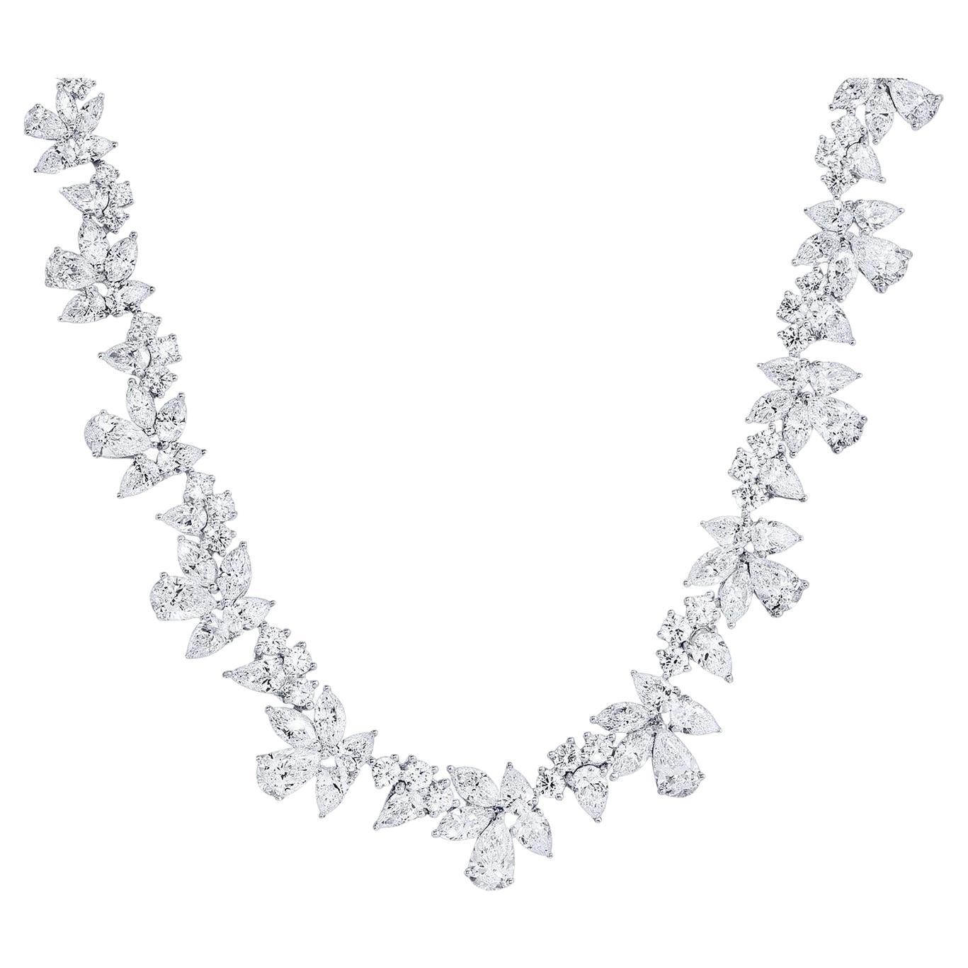 Important collier de diamants taille mixte de 34 carats au total en or blanc 18 carats en vente