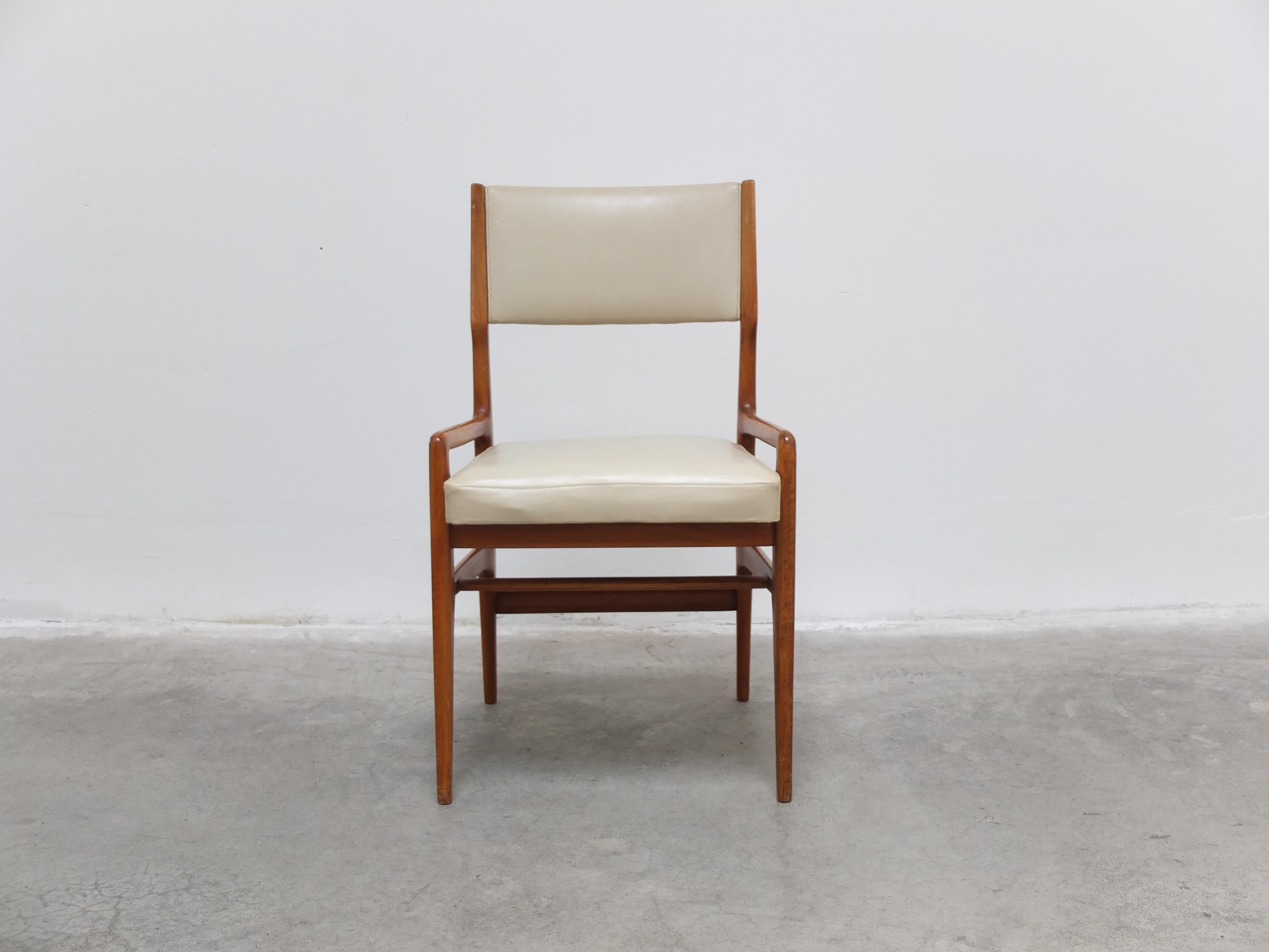 Very rare and beautiful model ‘676’ dining or side chair designed by Gio Ponti around 1953. The architectural frame is made of walnut and it has the original cream-colored leather upholstery. Produced by Cassina during the 1950s. Exceptional