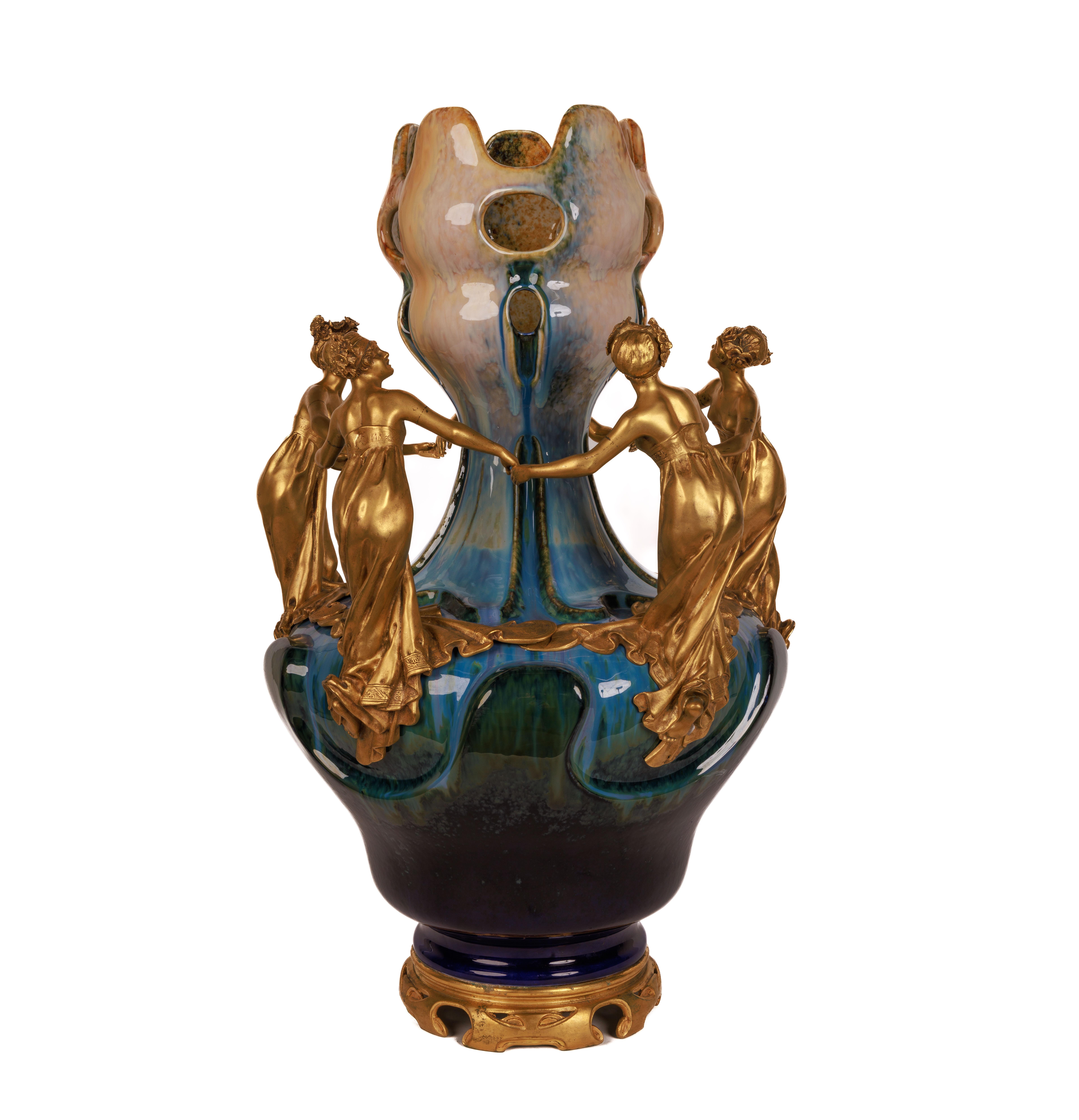 Important vase monumental en céramique Art Nouveau monté en bronze doré « Exhibition »  en vente