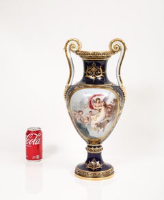 Importante vaso monumentale in porcellana di Meissen con fondo al cobalto e soggetti mitologici, Boucher