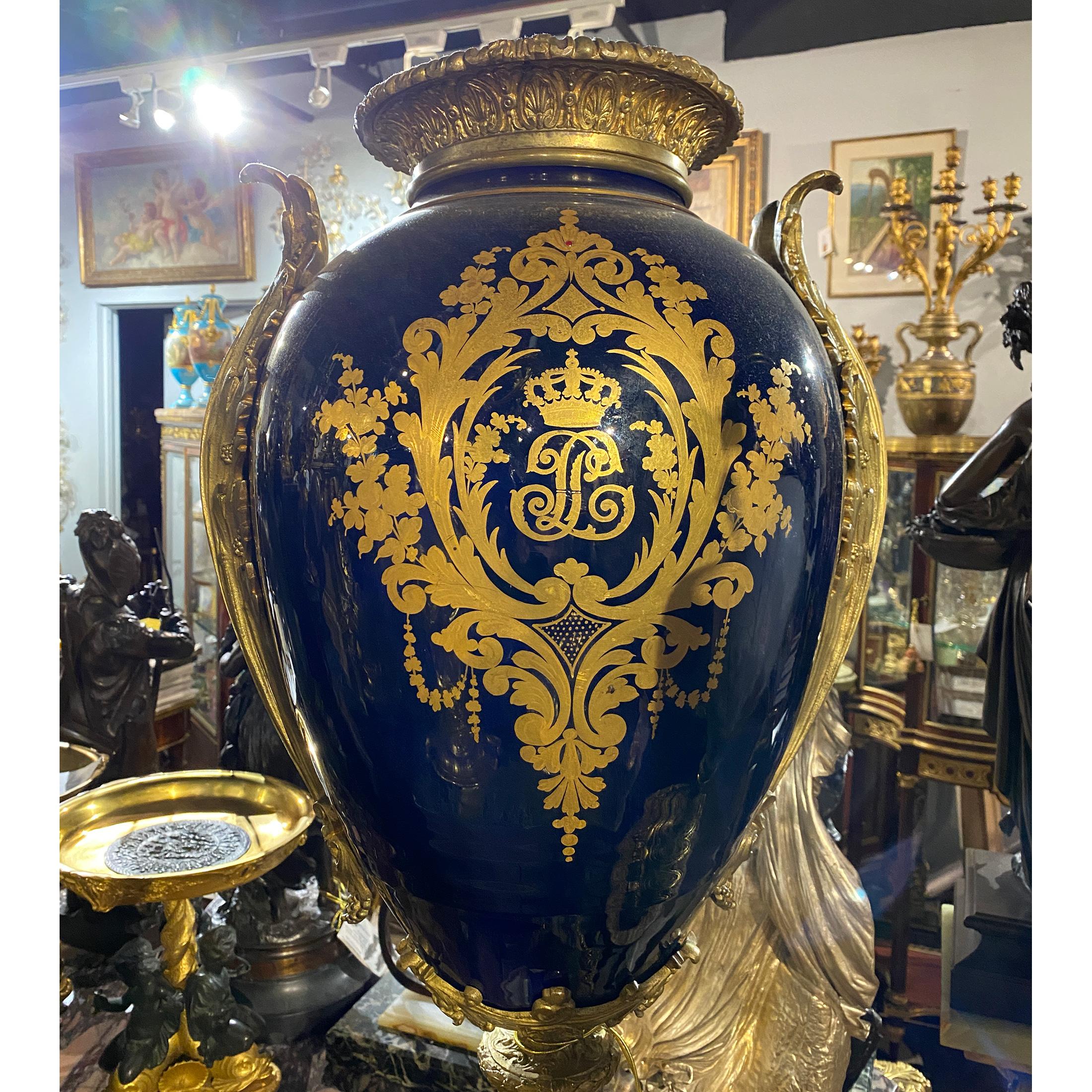 Important Monumental Sèvres-Style Cobalt & Ormolu Porcelain Urns In Good Condition For Sale In New York, NY