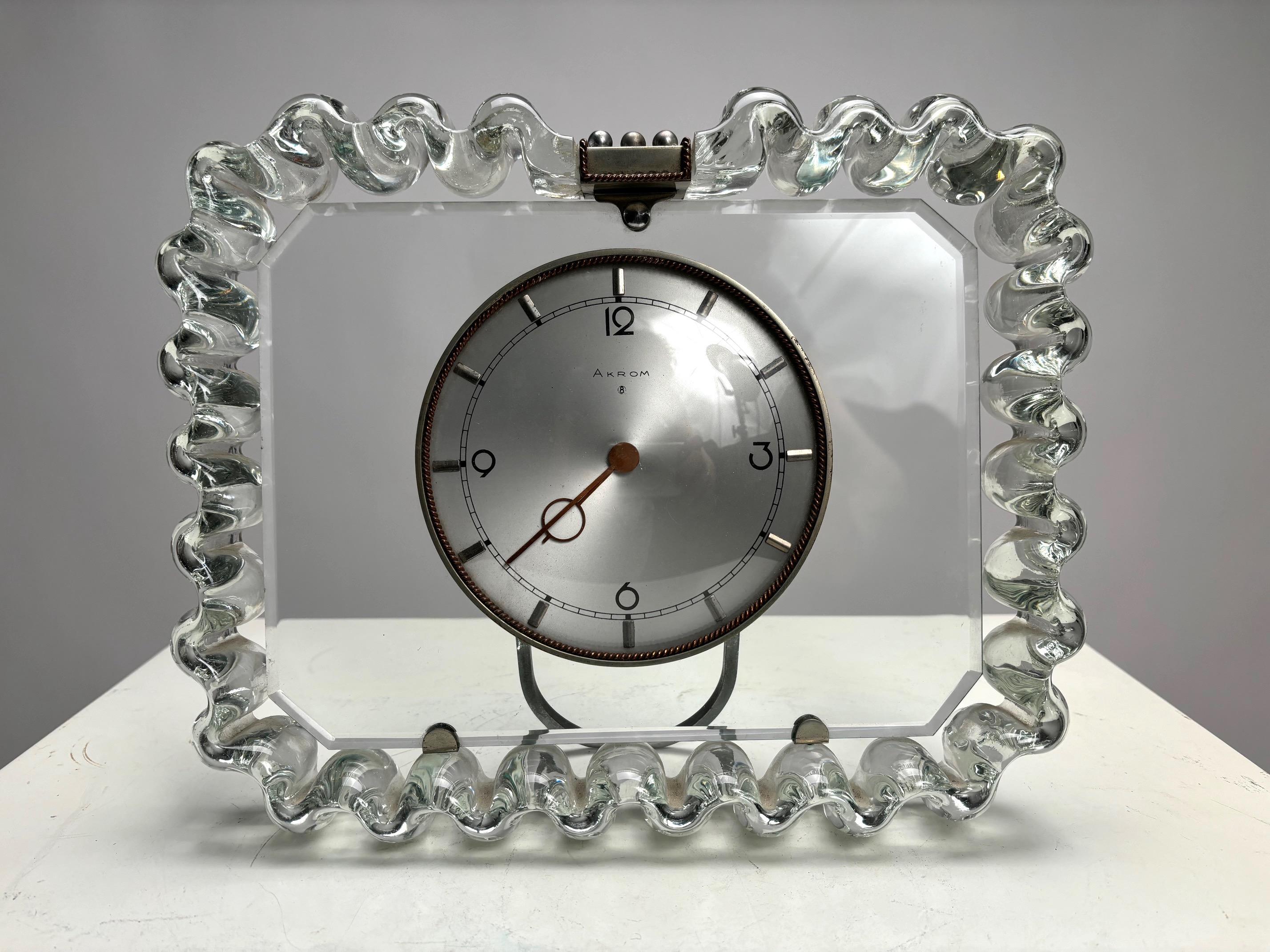 Rare and elegant Italian table clock distinguished by its thick Murano glass frame, Italy, 1950s.
A precious, refined object, in excellent condition