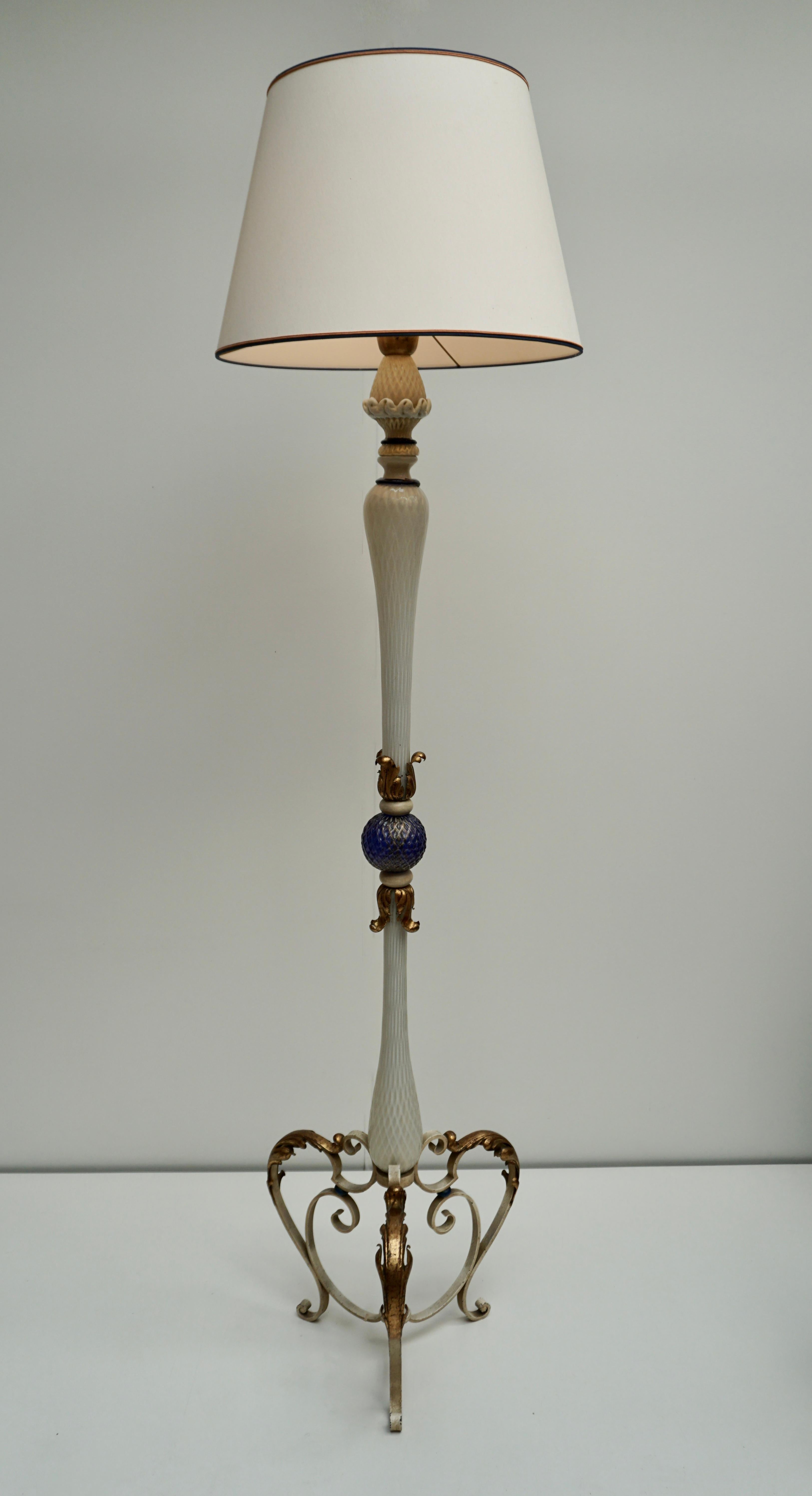 Elegant Italian Murano glass floor lamp with gold inclusion glass in white blue with a white metal base decorated with gilded ornaments.
Italy, 1940s-1950s.
Base diameter 44 cm - height base including fitting is 163 cm.
Diamater shade 50 cm -