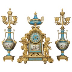 Importante guarnición de reloj de bronce dorado y porcelana de Napoleón III, hacia 1870