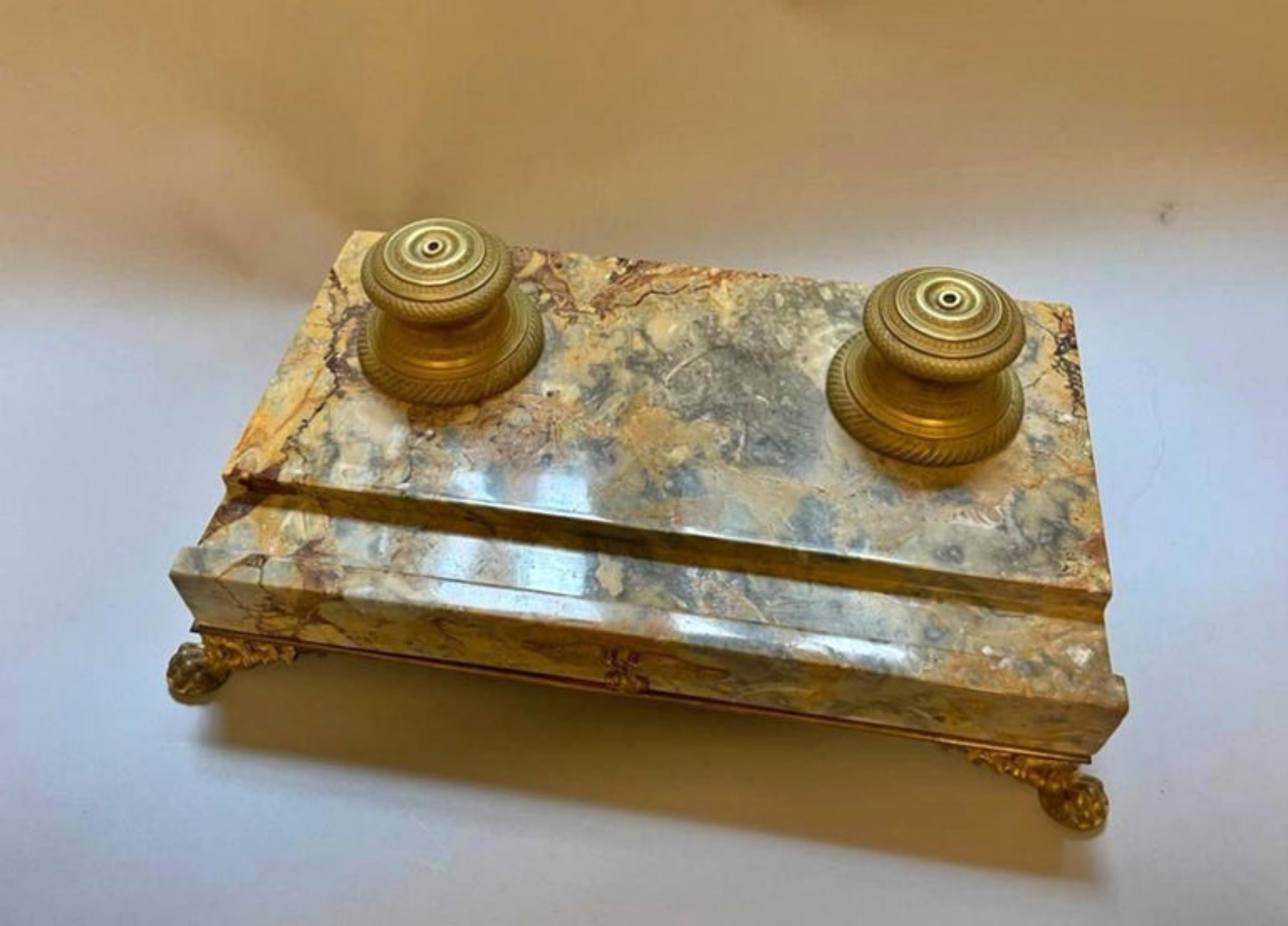 Tintero de oficina en mármol amarillo de Siena y bronce Napoleón III Siglo XIX
34cm x 20cm
Muy buen estado.