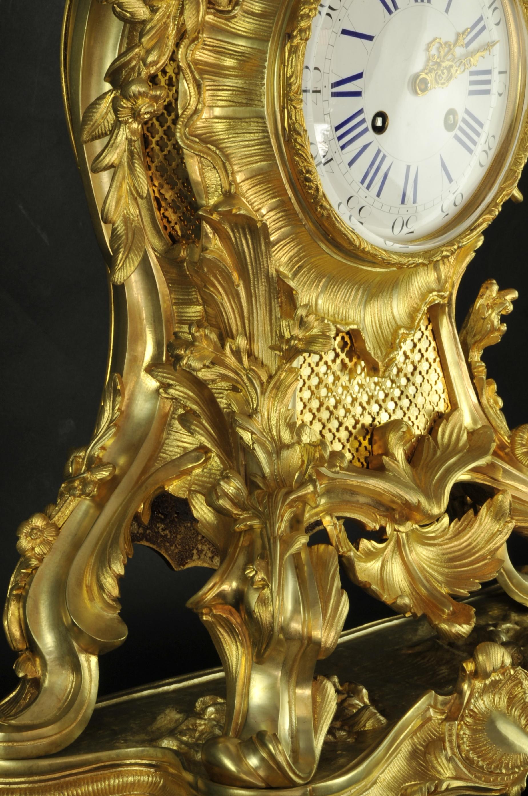 XIXe siècle Importante cheminée Napoléon III en bronze doré de style Louis XV Rocaille