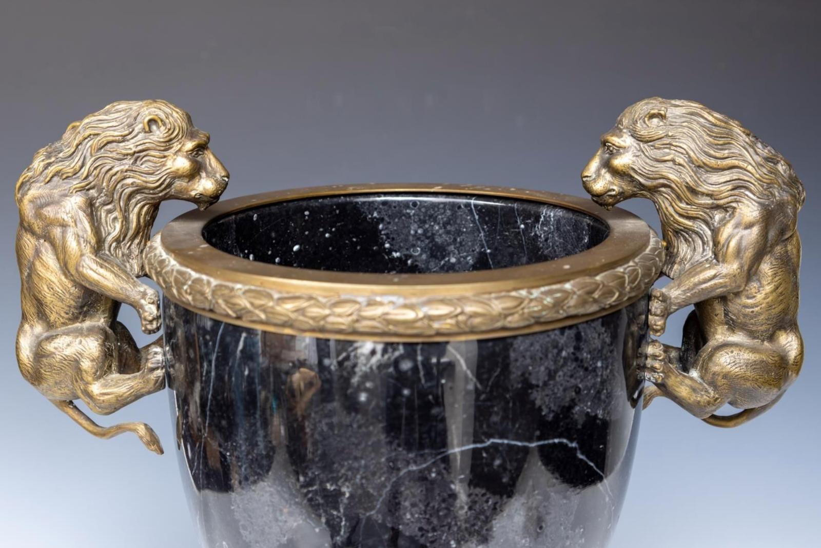 Bedeutende Vase Napoleon III, 19. Jahrhundert
Kassette aus schwarzem Marmor mit Bronzebeschlägen in Form von Löwen, um 1860. 
H.: 45 cm.
Sehr guter Zustand.