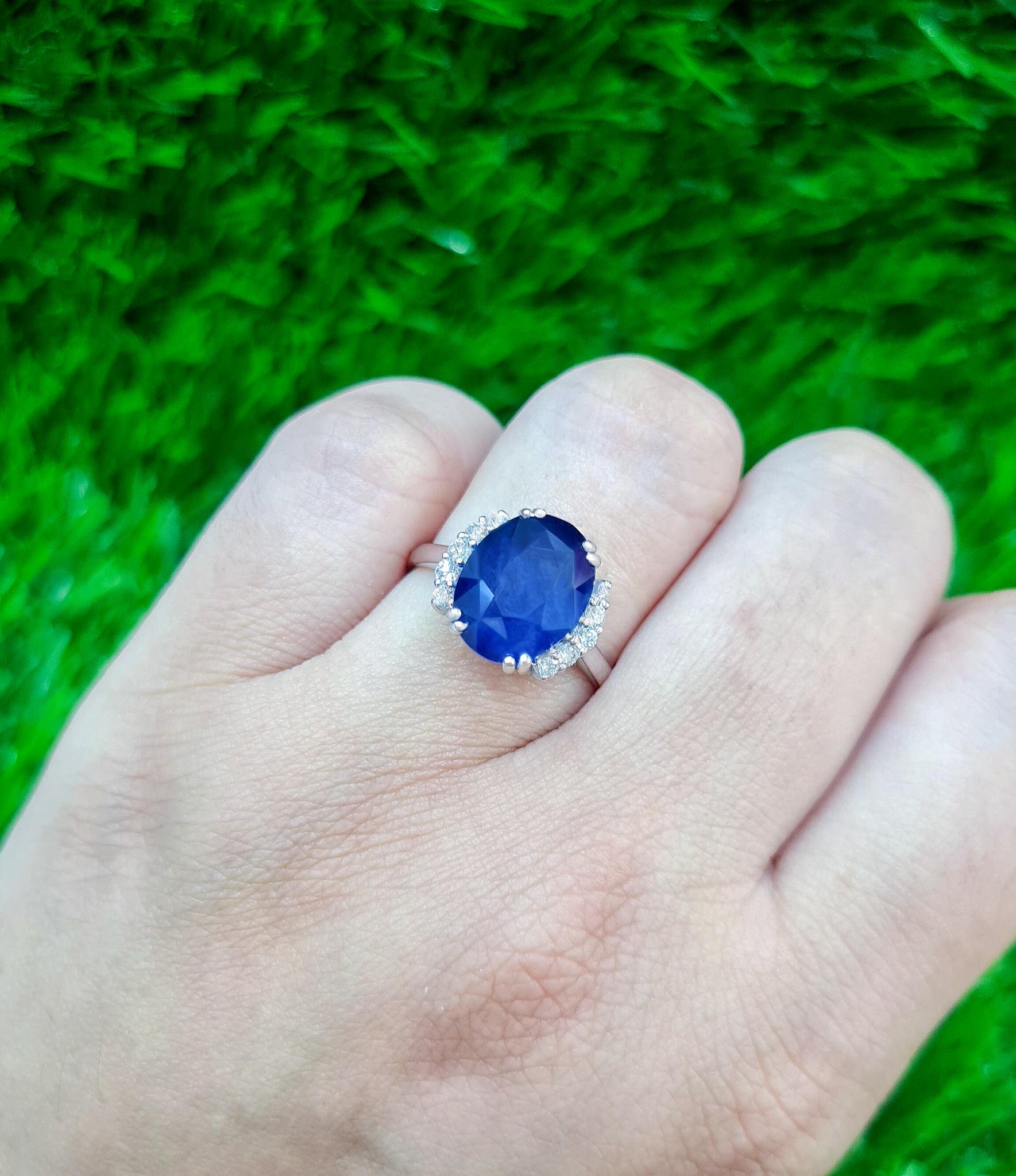 Oval Cut Important Natural Blue Sapphire Ring Set With Diamonds 6.74 Carats 18K Gold For Sale