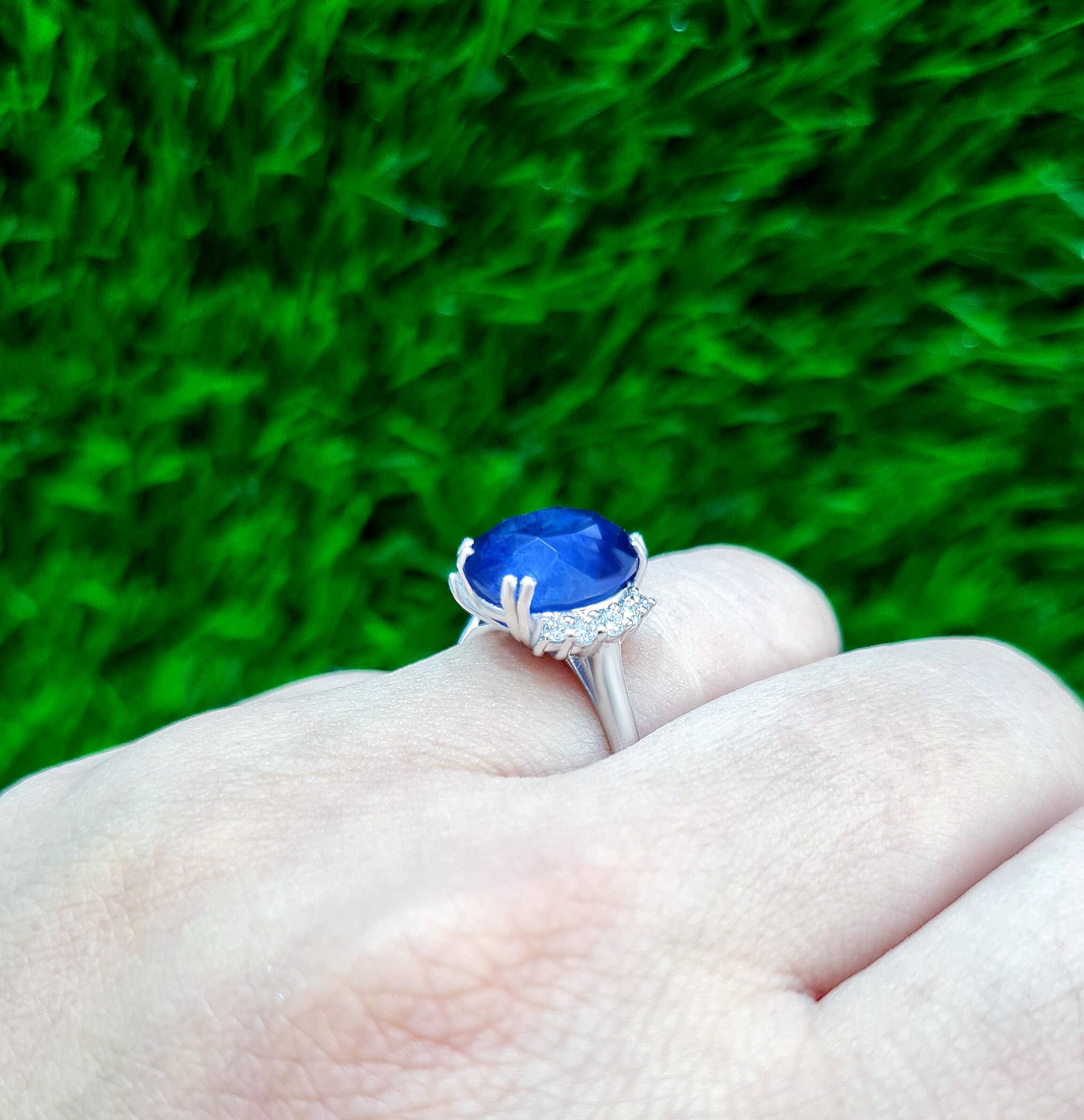 Importante anello con zaffiro blu naturale e diamanti 6,74 carati in oro 18 carati In condizioni ottime in vendita a Aliso Viejo, CA