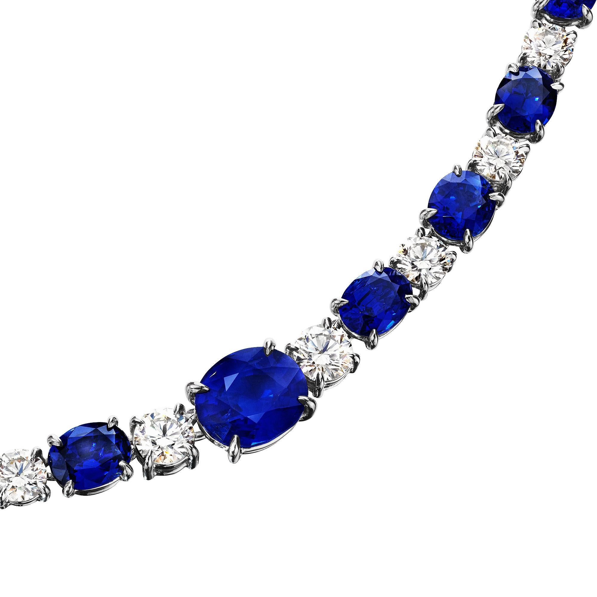 Important Natural Burmese Oval Cut Sapphire Round Cut Diamond Platinum Necklace In Excellent Condition For Sale In Greenwich, CT