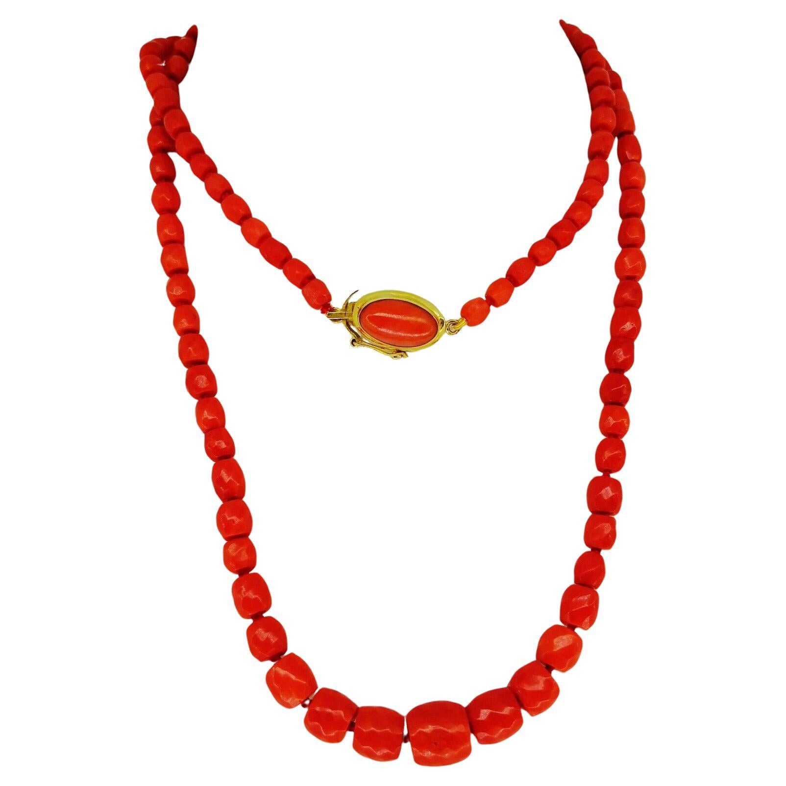 Halskette aus 18 Karat Gelbgold mit bedeutender natürlicher italienischer Koralle (Perle) im Angebot