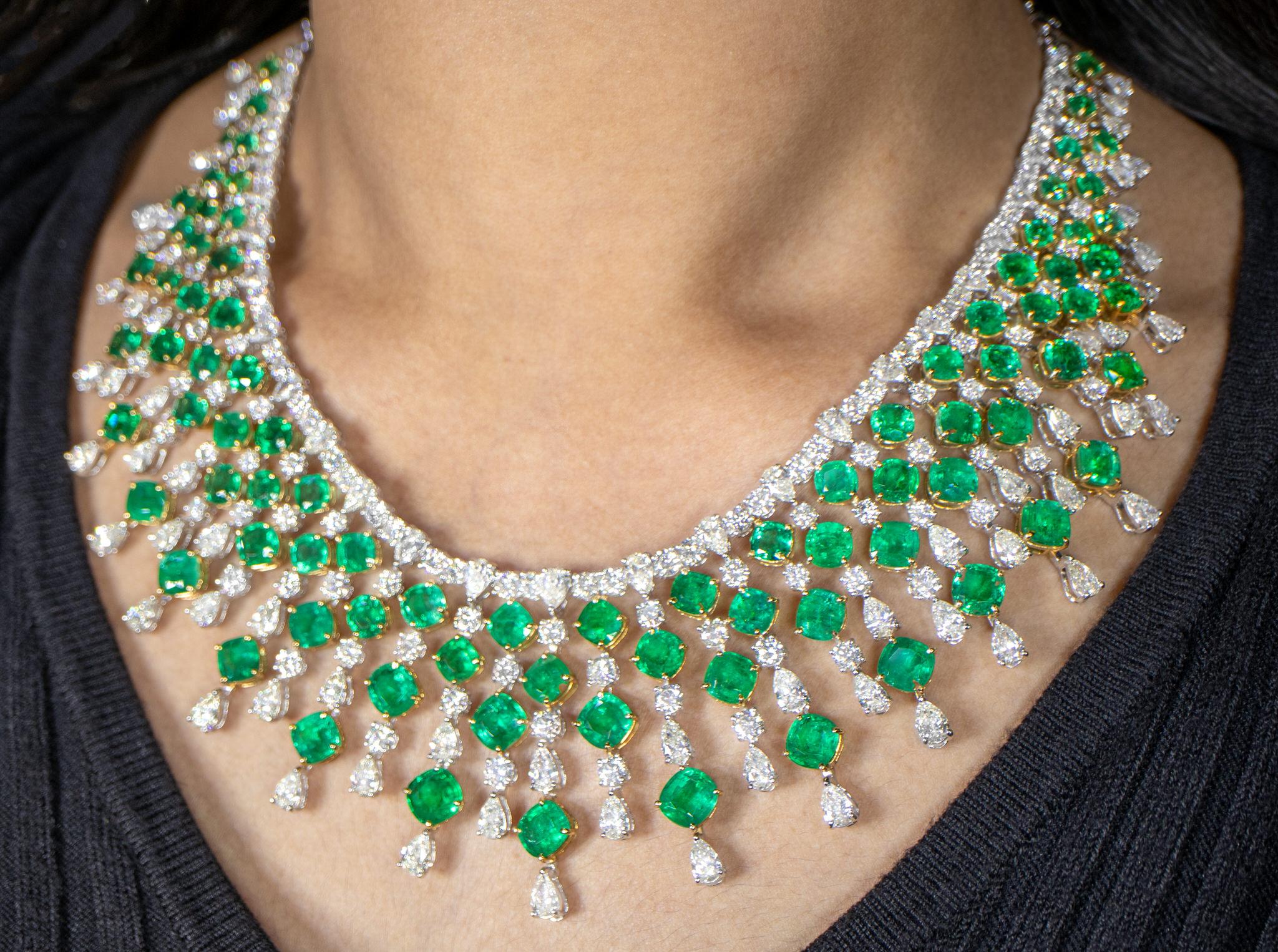 Important Necklace Emeralds and Diamonds 120 Carats 18K Gold In Excellent Condition For Sale In Aliso Viejo, CA