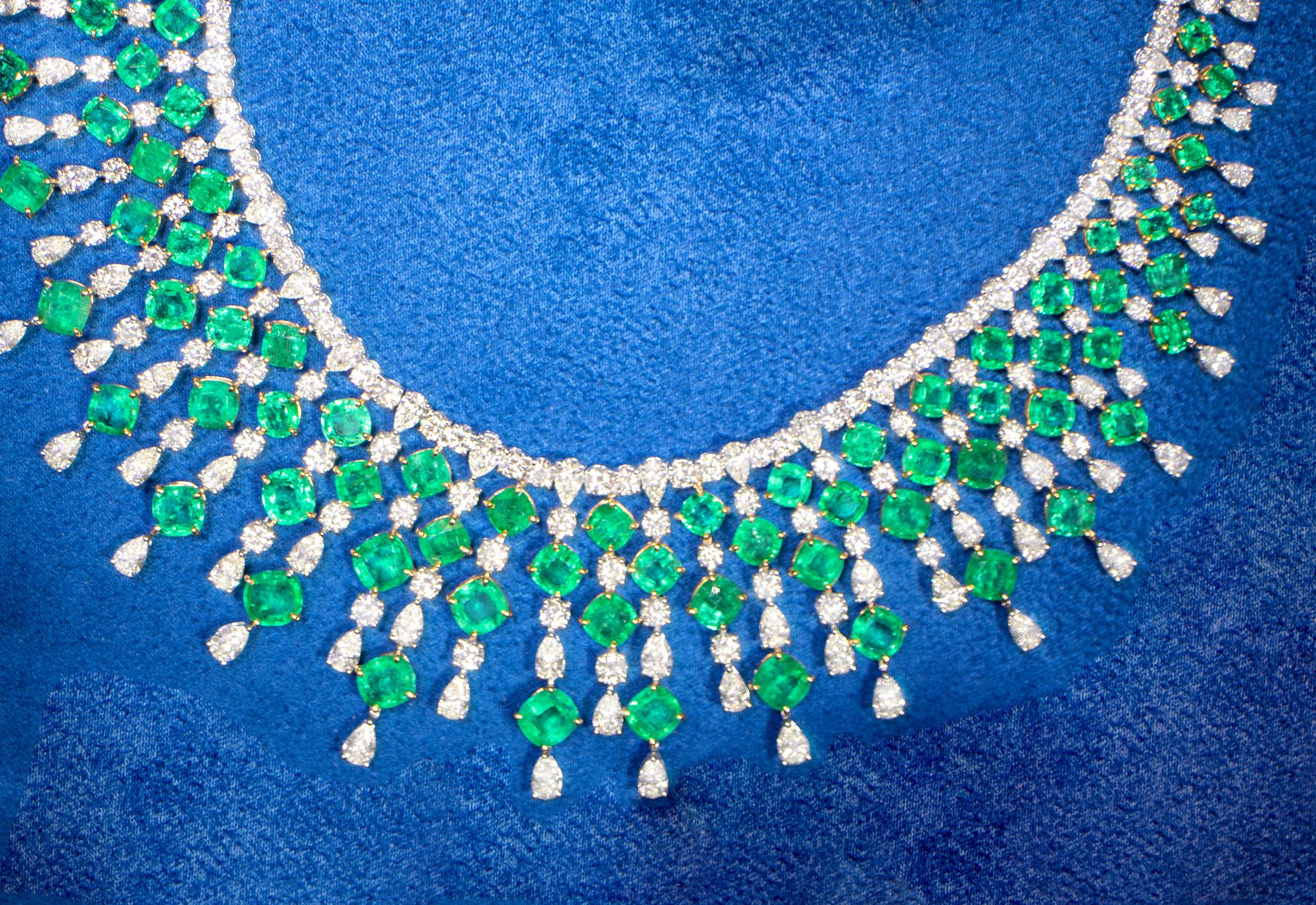 Women's Important Necklace Emeralds and Diamonds 120 Carats 18K Gold For Sale