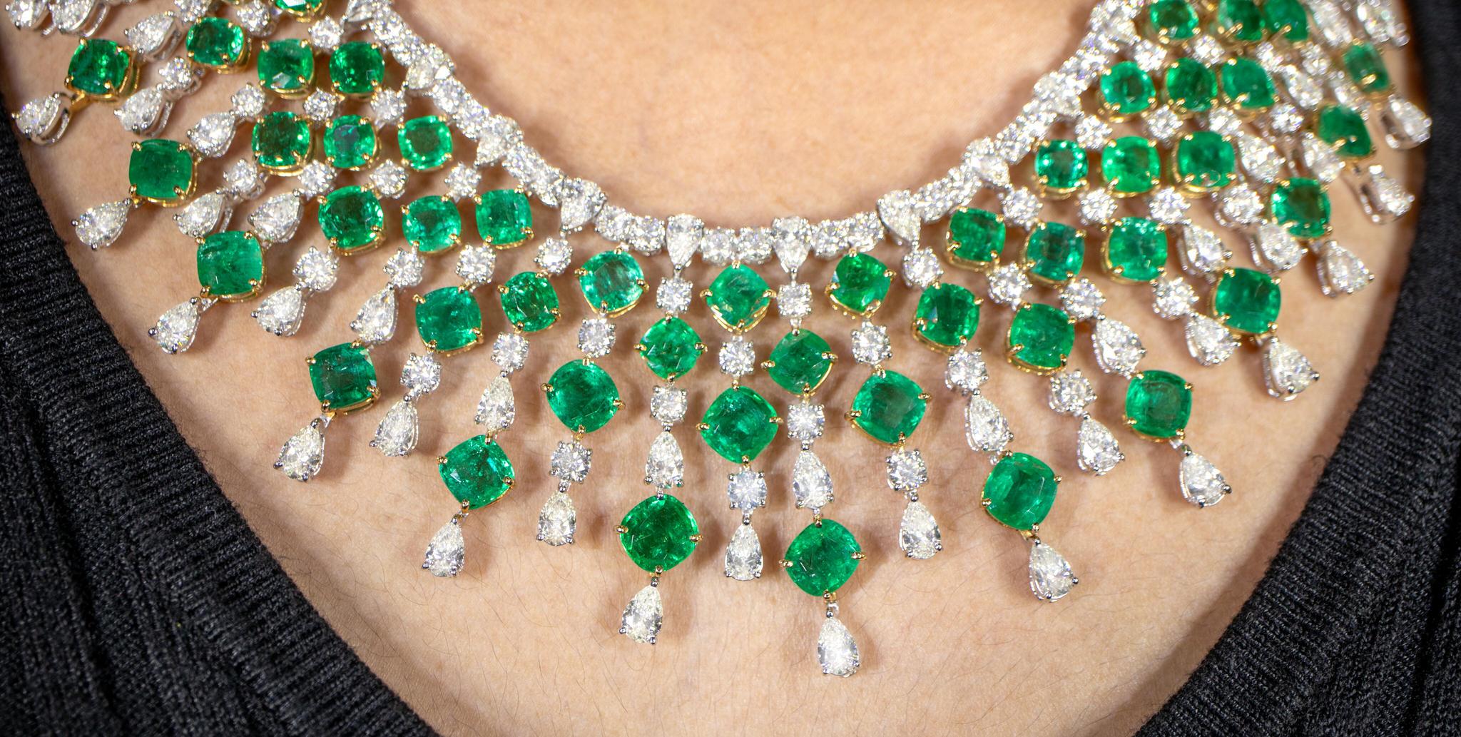Important Necklace Emeralds and Diamonds 120 Carats 18K Gold For Sale 1