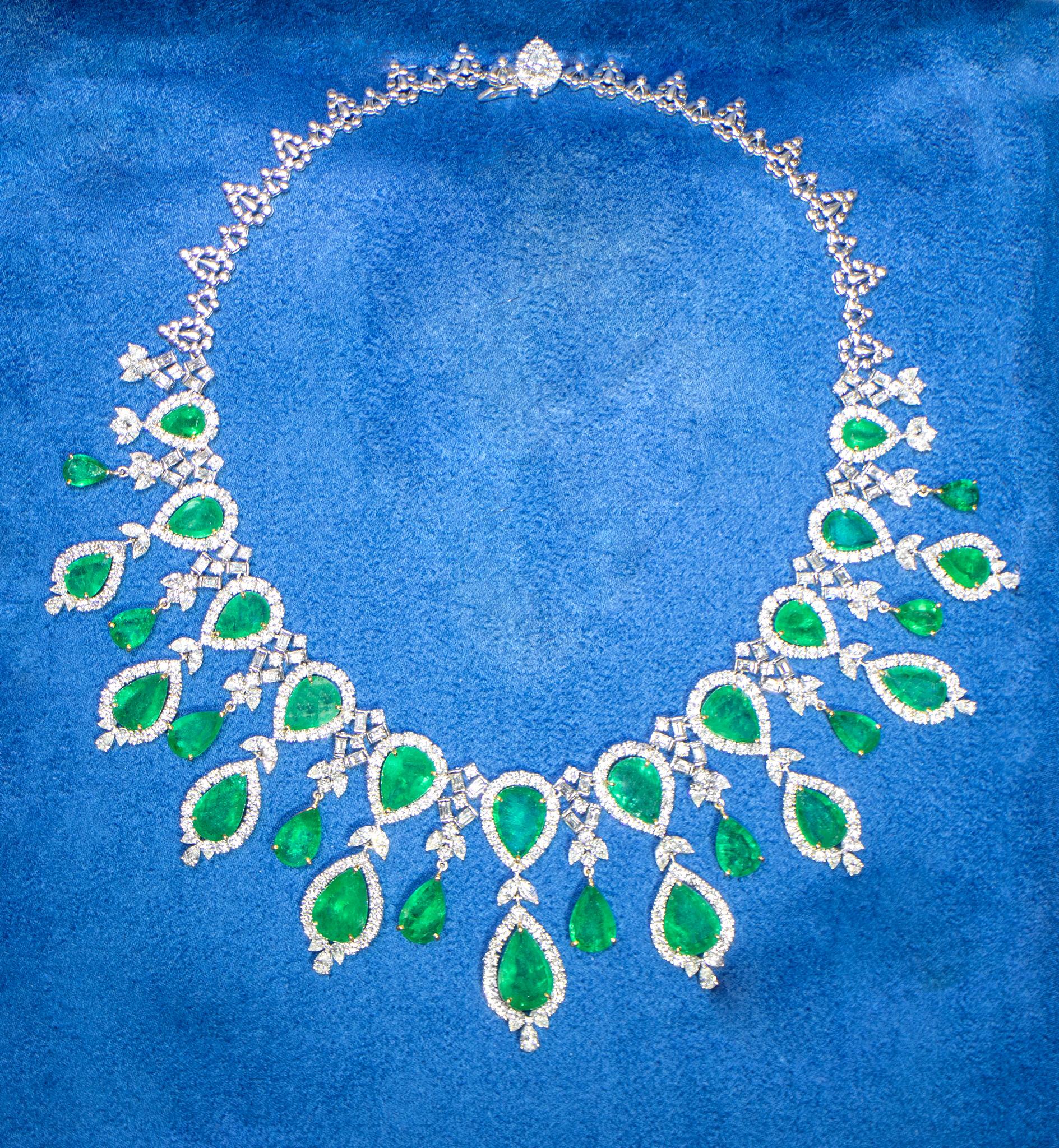 Art Déco Importante collana di smeraldi e diamanti 123 carati in oro 18 carati in vendita
