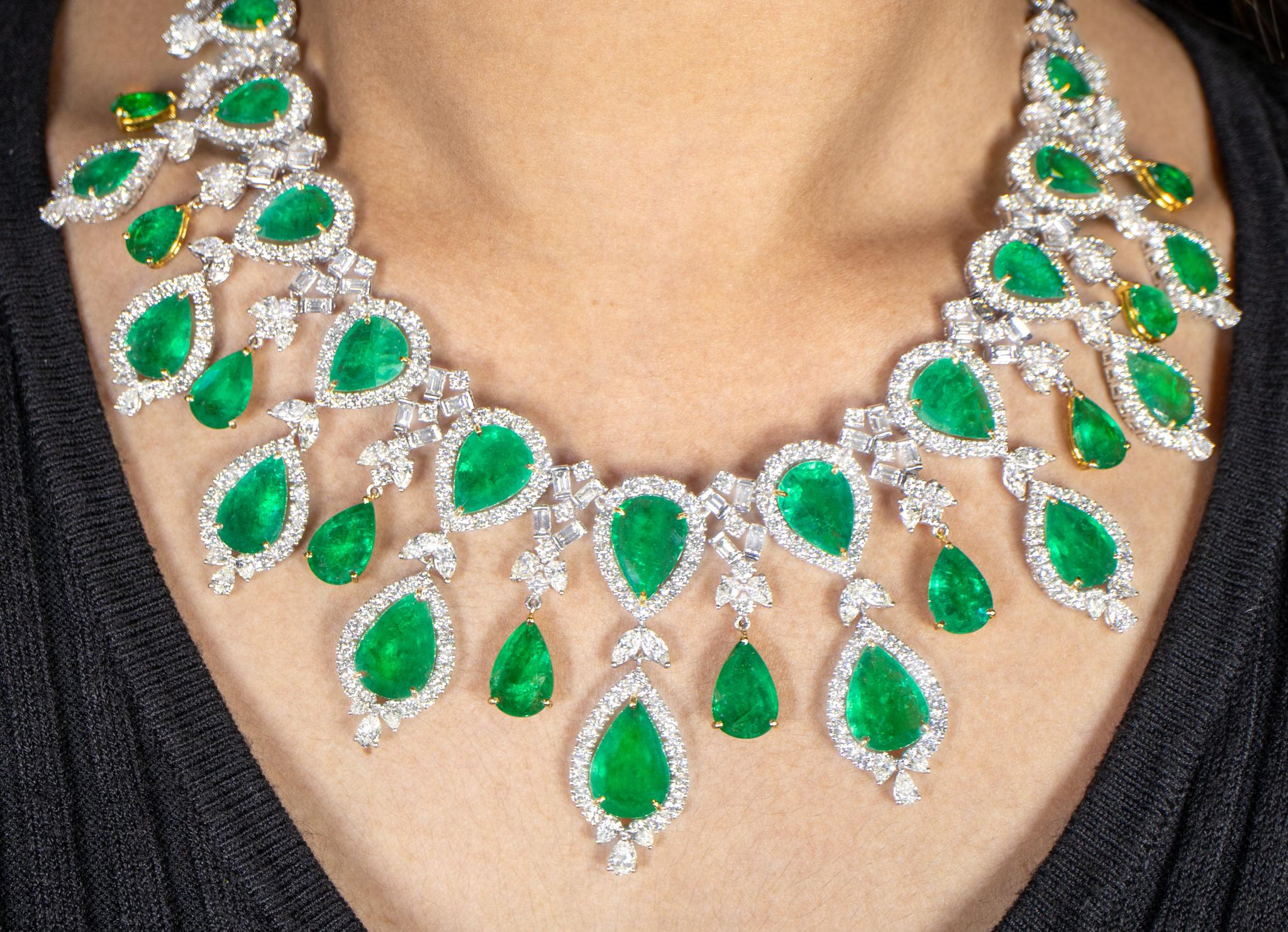 Wichtige Halskette mit Smaragden und Diamanten 123 Karat 18K Gold (Tropfenschliff) im Angebot