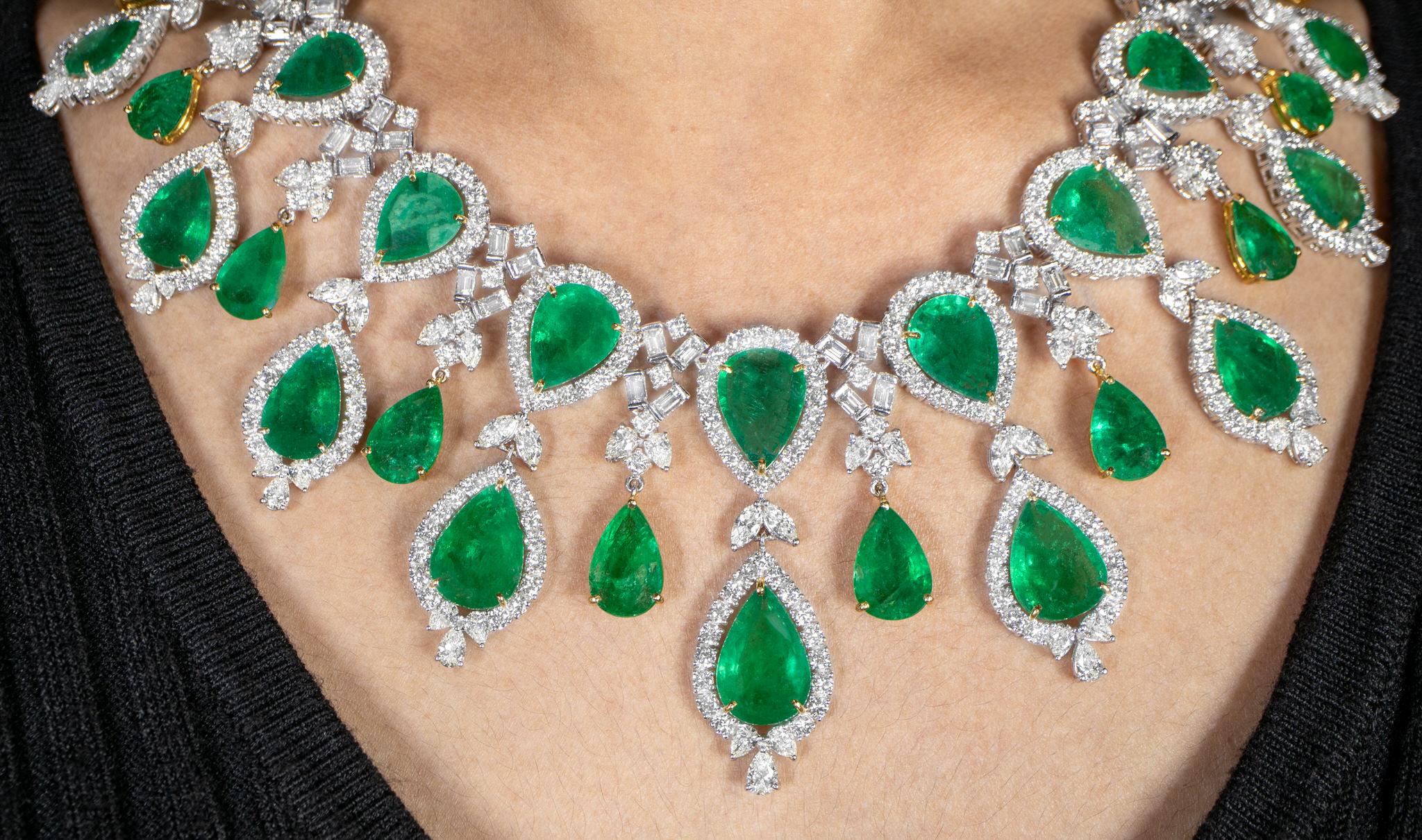Donna Importante collana di smeraldi e diamanti 123 carati in oro 18 carati in vendita