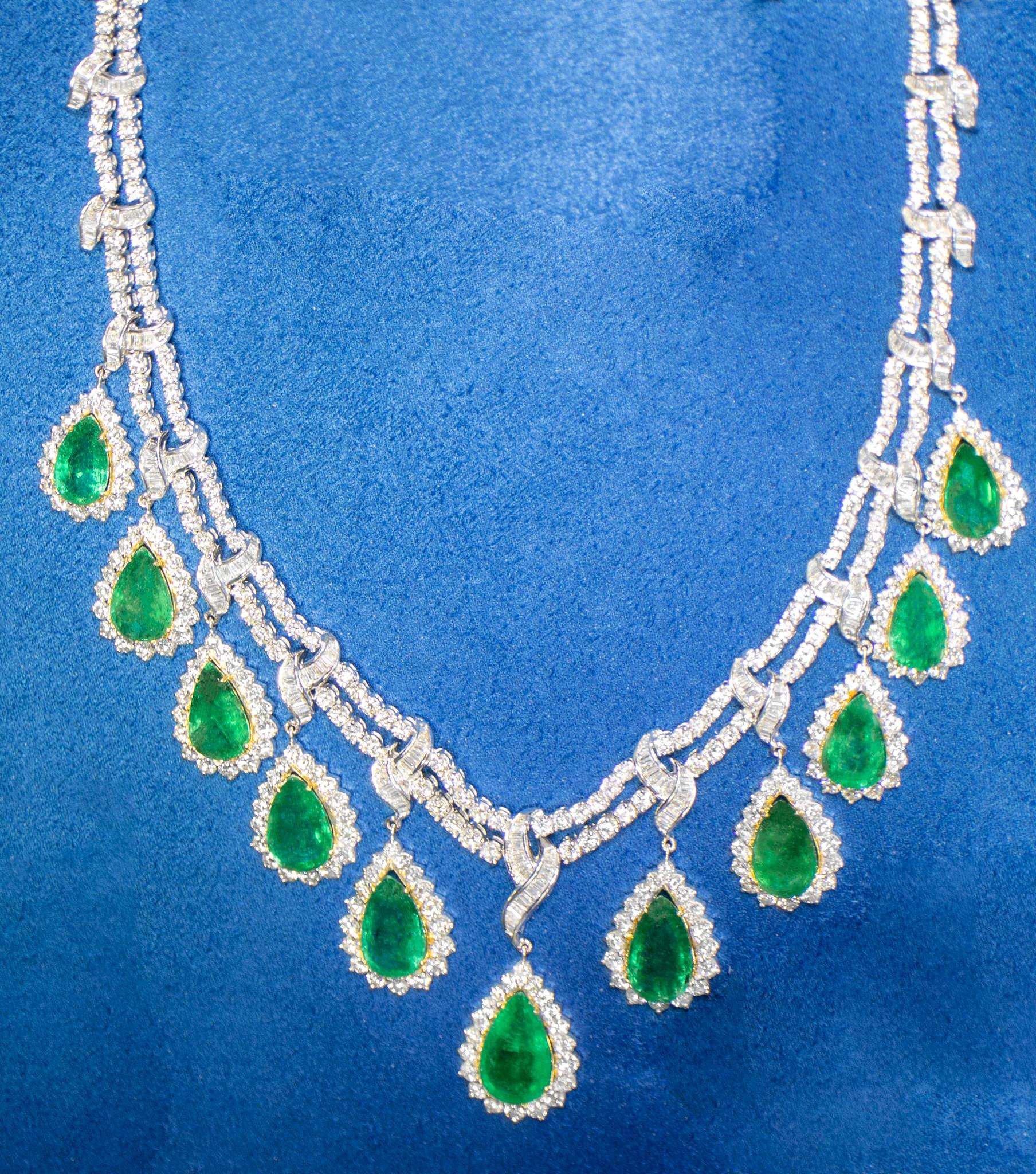 Art Deco Important Necklace Emeralds and Diamonds 69 Carats 18K Gold For Sale