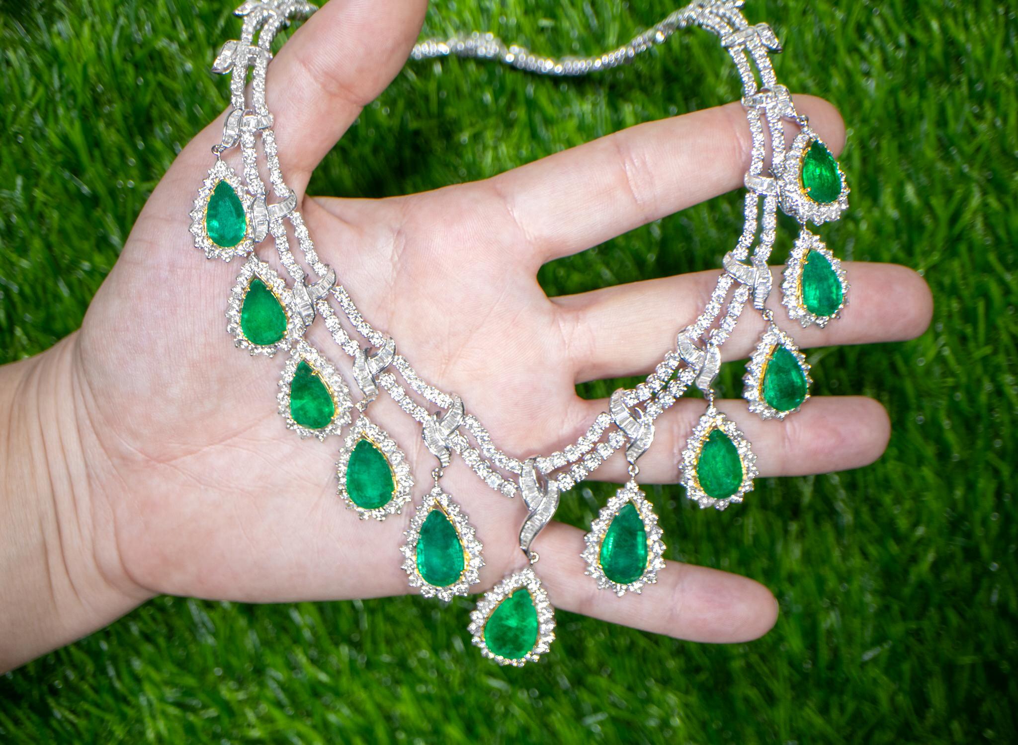 Important Necklace Emeralds and Diamonds 69 Carats 18K Gold In Excellent Condition For Sale In Aliso Viejo, CA