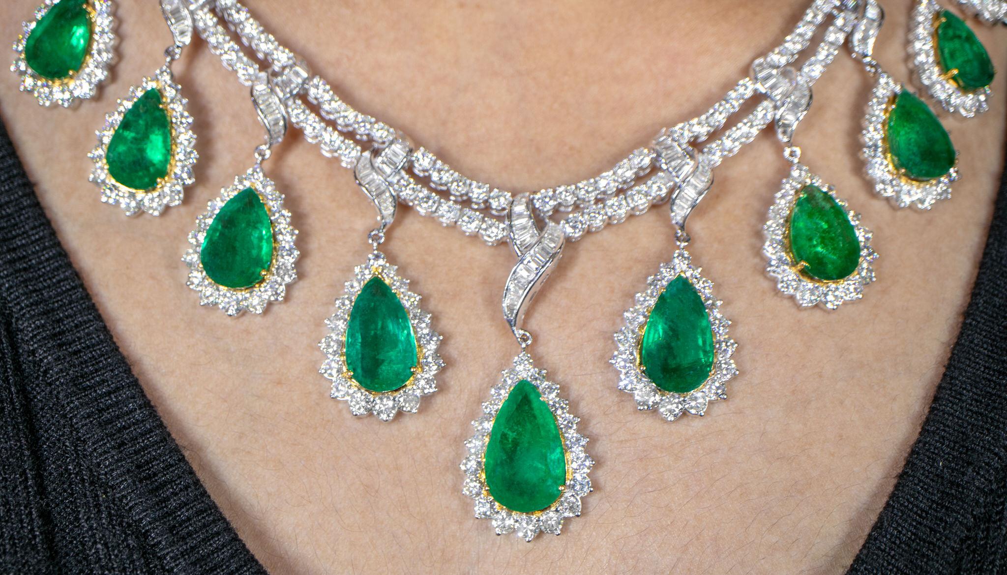 Women's Important Necklace Emeralds and Diamonds 69 Carats 18K Gold For Sale