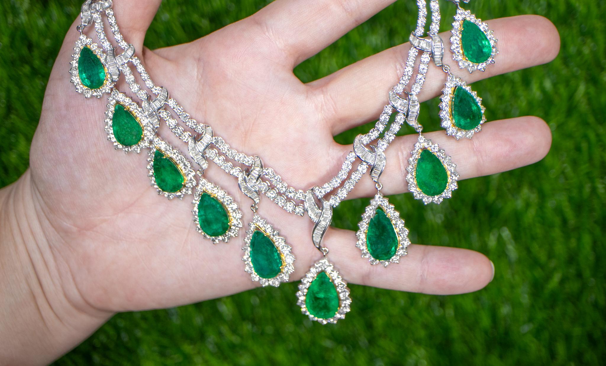 Important Necklace Emeralds and Diamonds 69 Carats 18K Gold For Sale 1