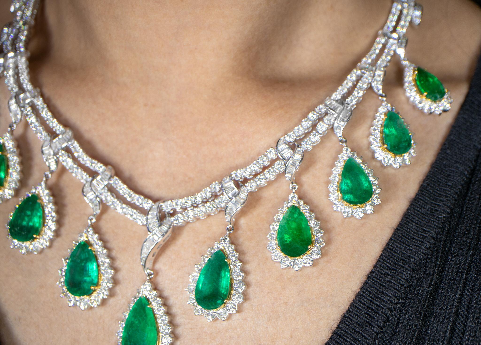 Important Necklace Emeralds and Diamonds 69 Carats 18K Gold For Sale 2