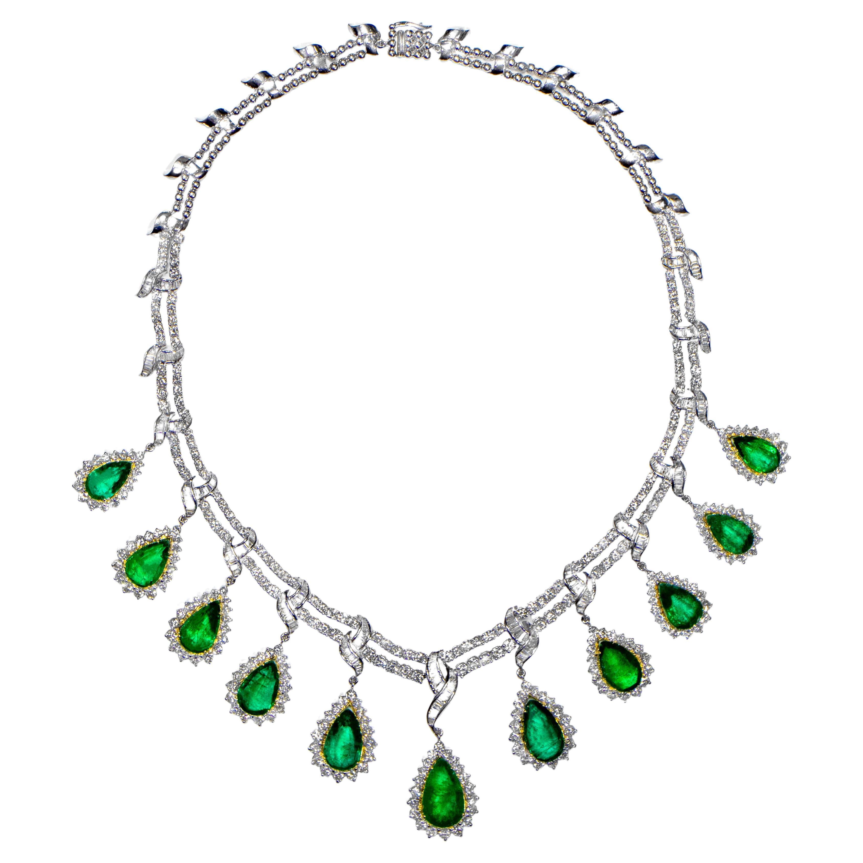 Wichtige Halskette mit Smaragden und Diamanten 69 Karat 18K Gold im Angebot