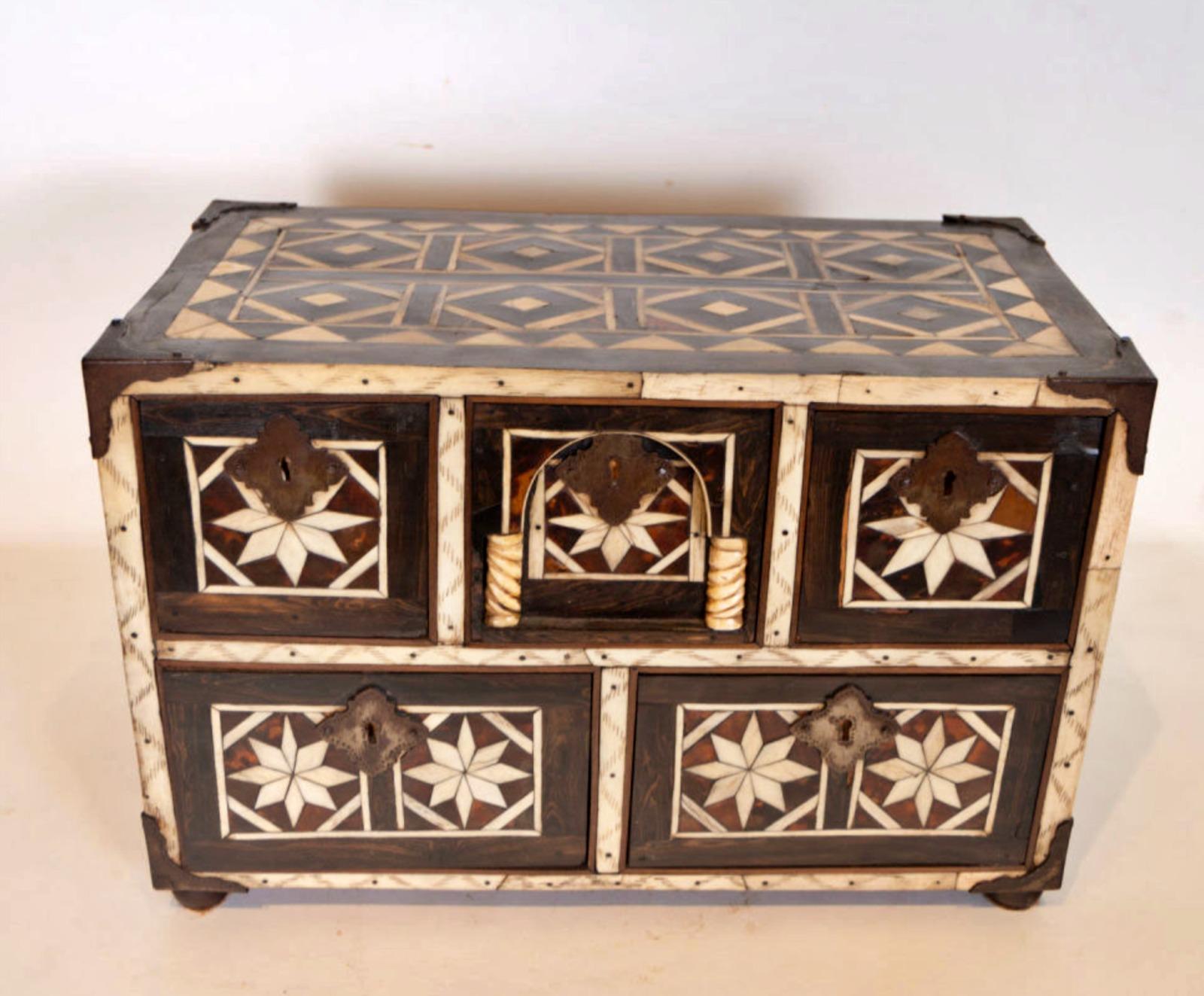 Important Novohispanic Archmesa 17th Century
in marquetry of bone, wood and tortoiseshell, Novohispana school
with geometric motifs and wrought iron appliqués,
measurements: 28 x 43 x 26 cm
good condition.