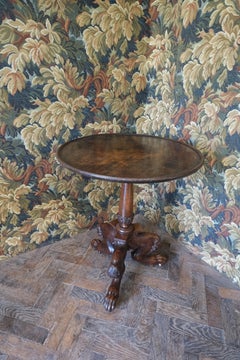 Wichtiger Dreibeintisch aus OAK