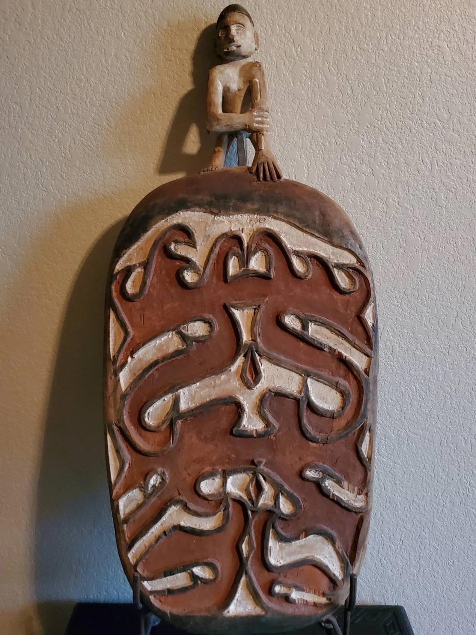 Important plat de service en sago tribal Asmat sculpté océanique après le bouclier de la guerre en vente 2