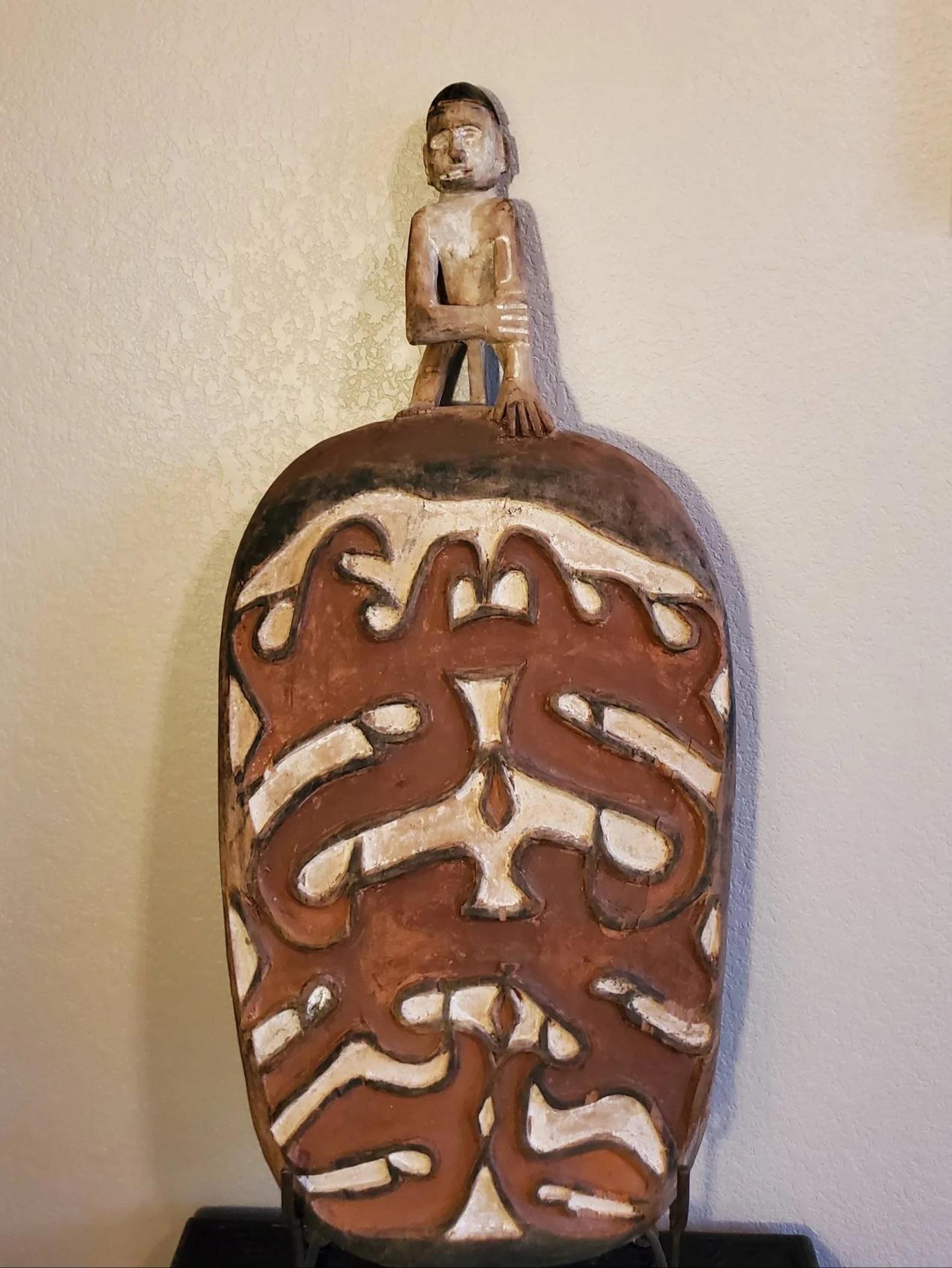Rare et important bol à sagou ancestral sculpté de la tribu océanienne Asmat (également connu sous le nom de plat, de bouclier de service et de plateau) fabriqué dans le style des boucliers de guerre des propriétaires.

Collectée sur la côte de la