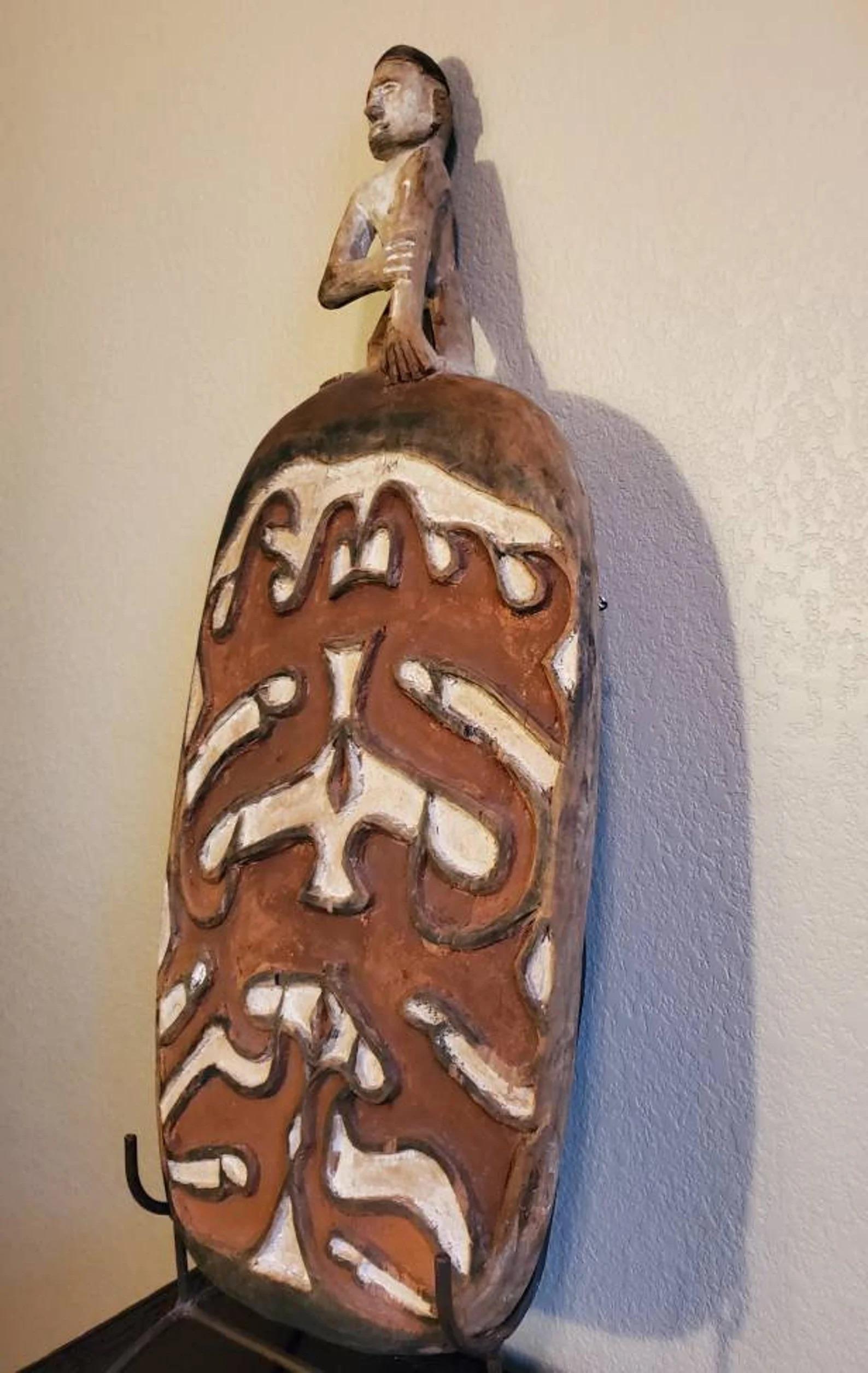 Tribal Important plat de service en sago tribal Asmat sculpté océanique après le bouclier de la guerre en vente