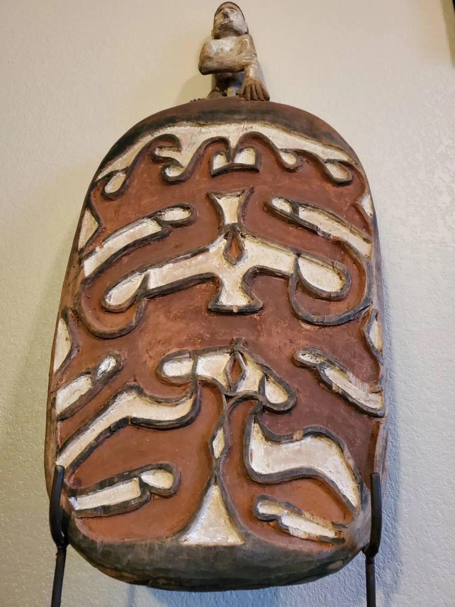 Papouan-néo-guinéen Important plat de service en sago tribal Asmat sculpté océanique après le bouclier de la guerre en vente