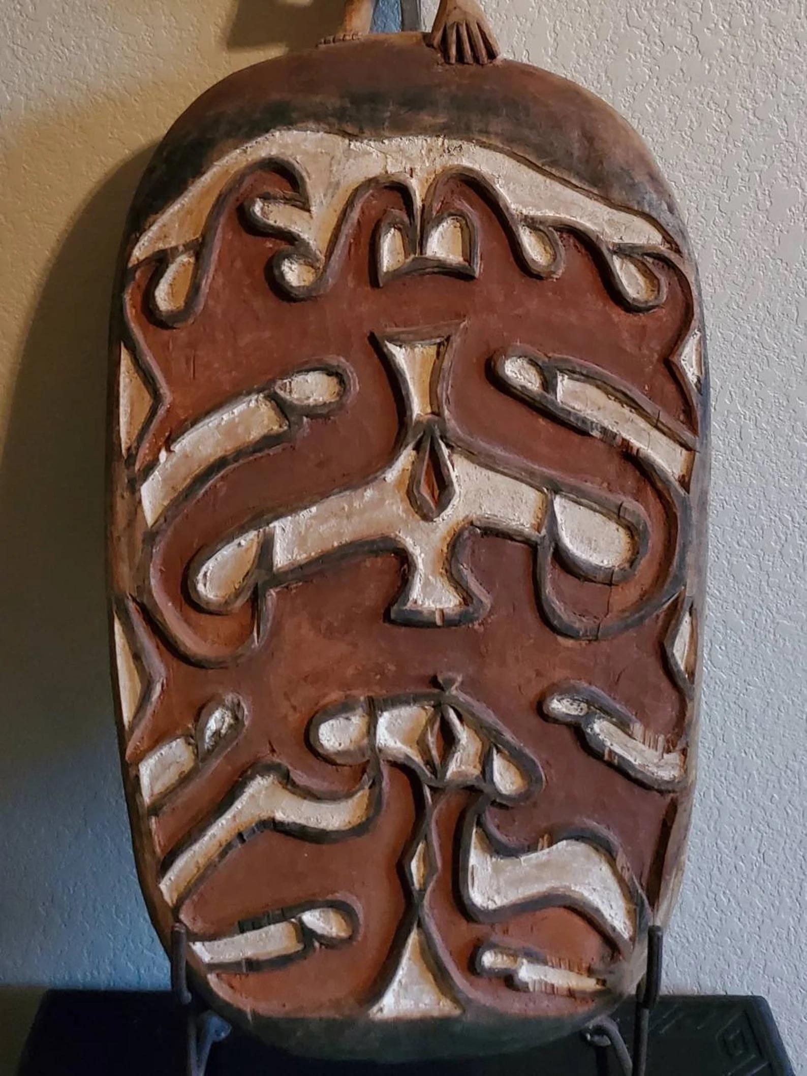 Bois Important plat de service en sago tribal Asmat sculpté océanique après le bouclier de la guerre en vente