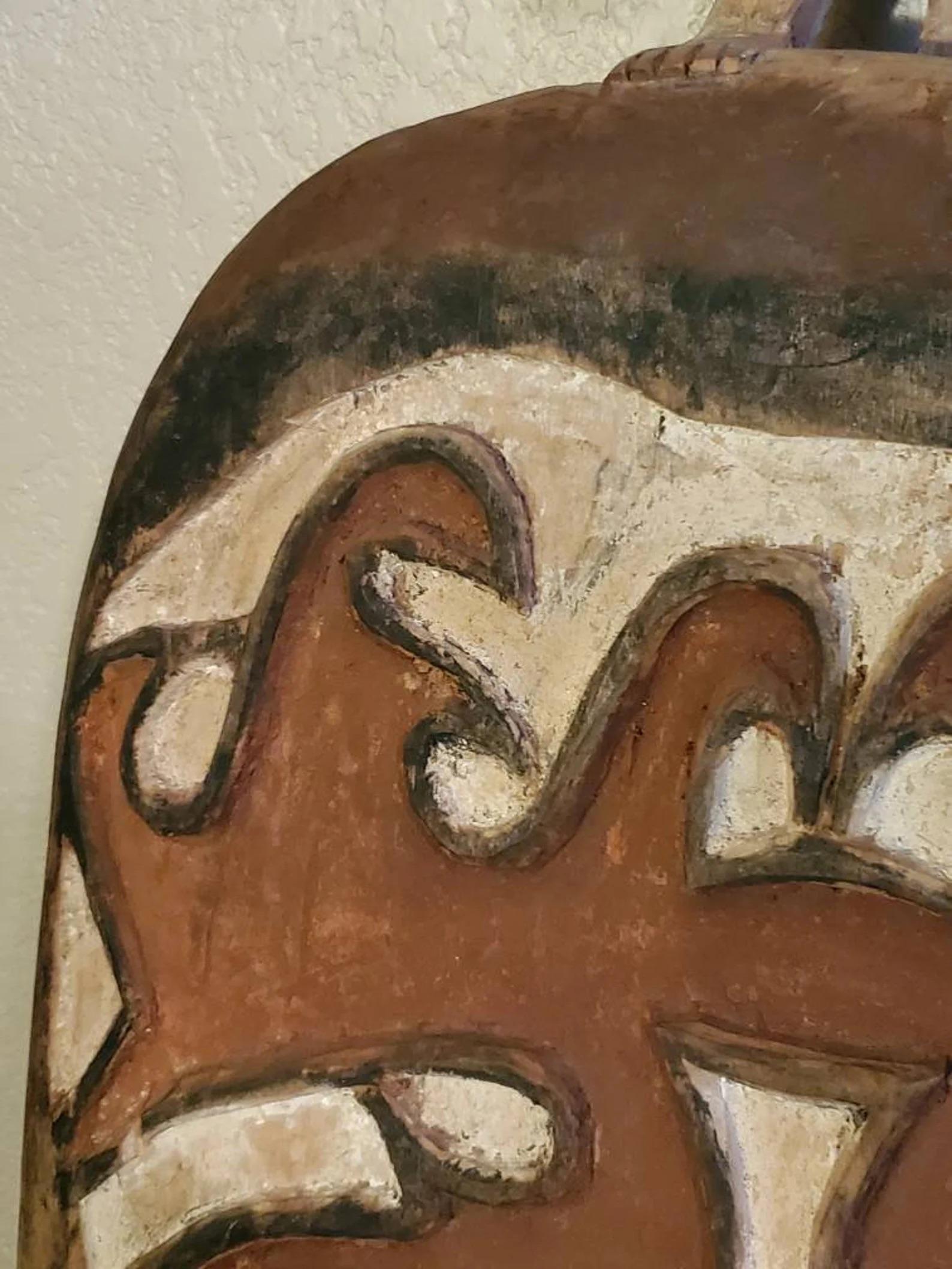 Important plat de service en sago tribal Asmat sculpté océanique après le bouclier de la guerre en vente 1