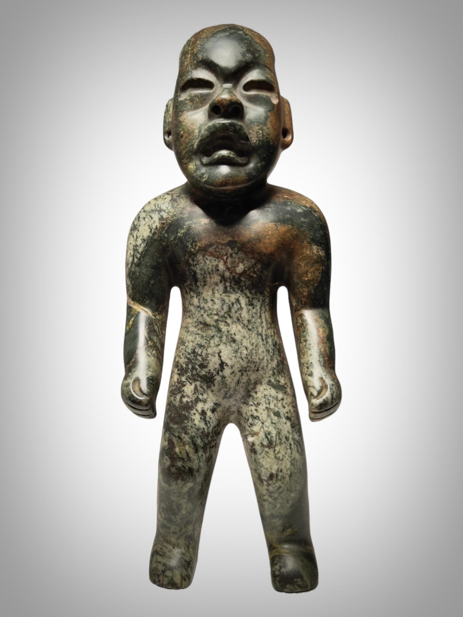 XVIIIe siècle et antérieur Importante figure Olmec de la dignité ethnique Olmec de la période préclassique  en vente