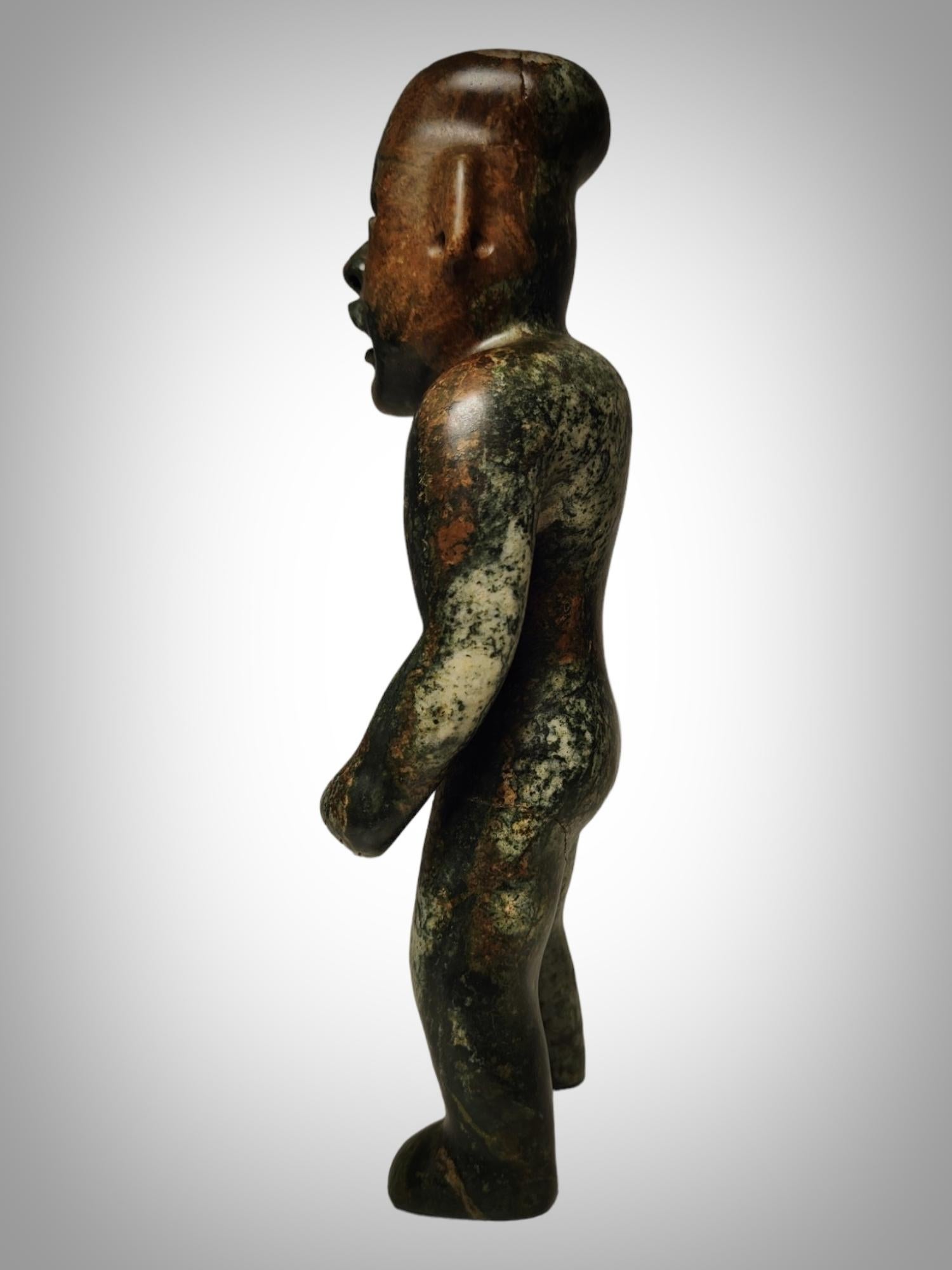 Pierre précieuse Importante figure Olmec de la dignité ethnique Olmec de la période préclassique  en vente